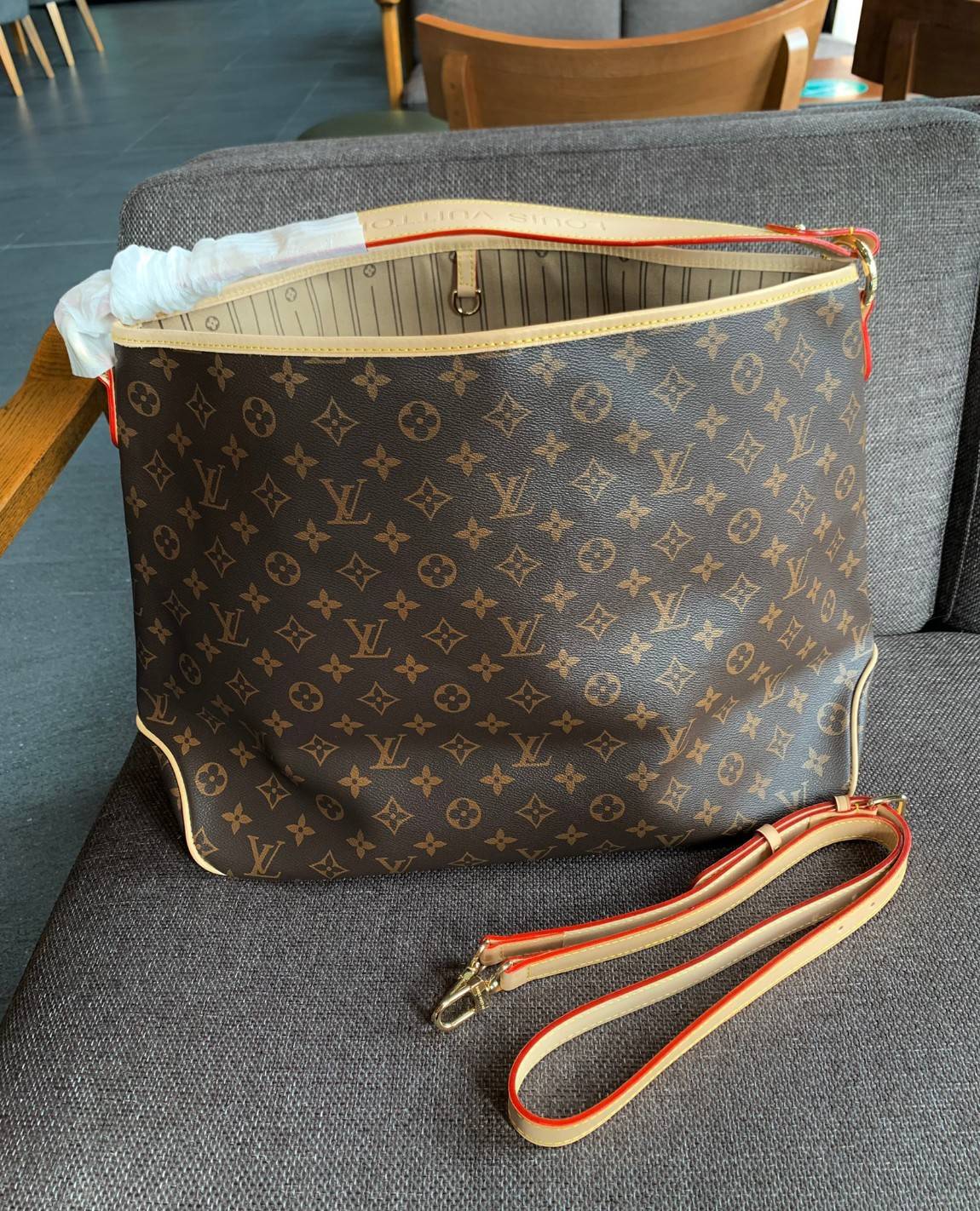 Large: ชอบๆใบใหญ่ ใส่ได้เยอะจริงๆค่าา!! LOUIS VUITTON MONOGRAM DELIGHTFUL ((PREMIUM GIFT LV)) พร้อมส่งค่ะสาวๆ กระเป๋าทรงสูง ใบใหญ่ หนังแกะสังเคราห์ นิ่มสวย ขอบหนังขัดสีธรรมชาติ หูหิ้วปั้มโลโก้LV สวย ปากกระเป๋ามีตัวคล้องให้นะคะ; ภายในกว้างมากๆสำหรับรุ่นนี้