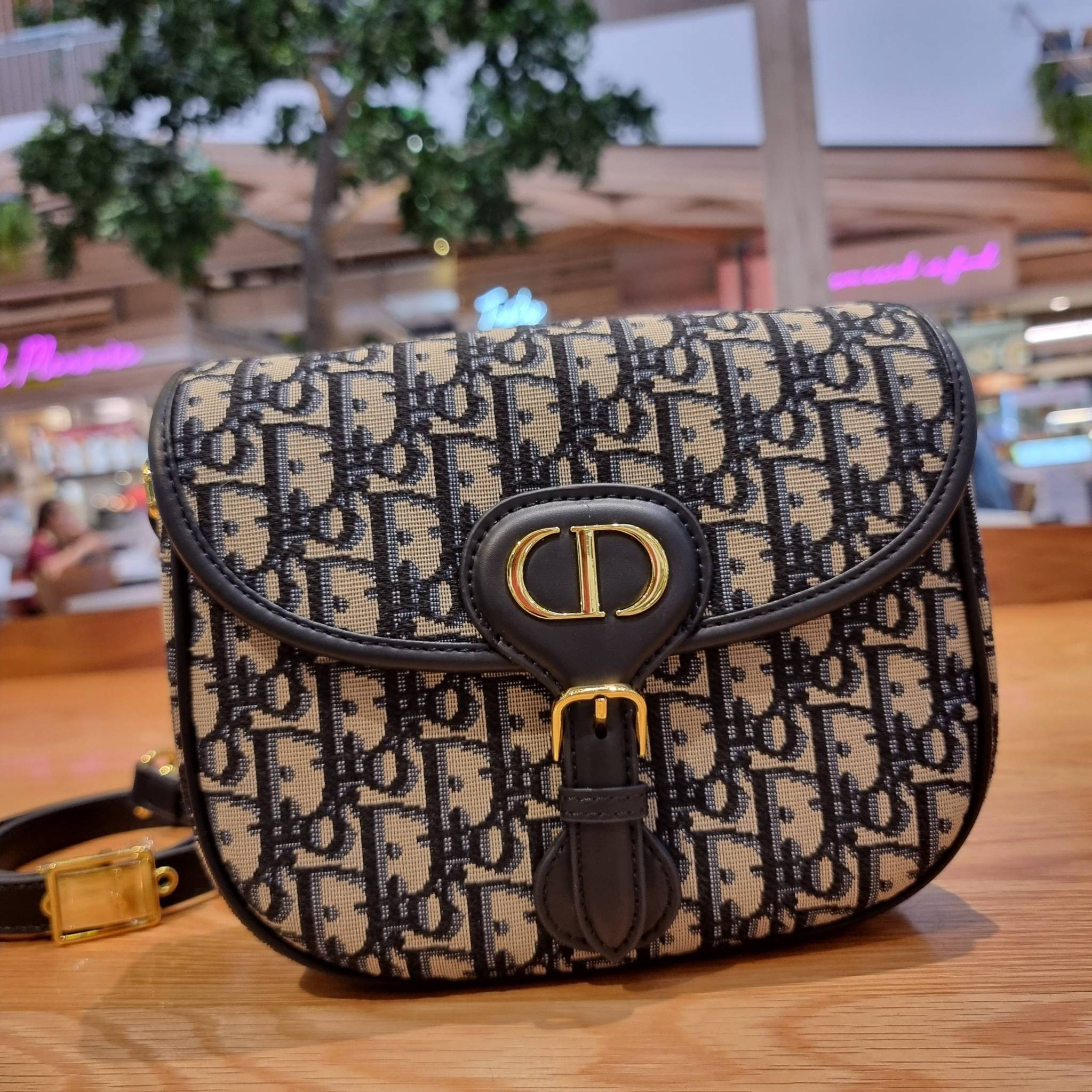 DIOR CD MEDIUM BOBBY BAG กระเป๋าสะพายข้างพรีเมี่ยมกิ๊ฟทรงสวย ดีไซน์ย้อนยุค เป็นเอกลักษณ์ไม่เหมือนใคร เปิด-ปิดด้วยกระดุมแม่เหล็ก ใช้งานง่าย อะไหล่ทองดูหรู ภายในเป็นช่องโล่ง มาพร้อมสายสะพาย crossbody ถอดออกได้ ปรับได้ จะถือเป็นคลัทช์ออกงานก็ได้ สะพายไปทำงาน