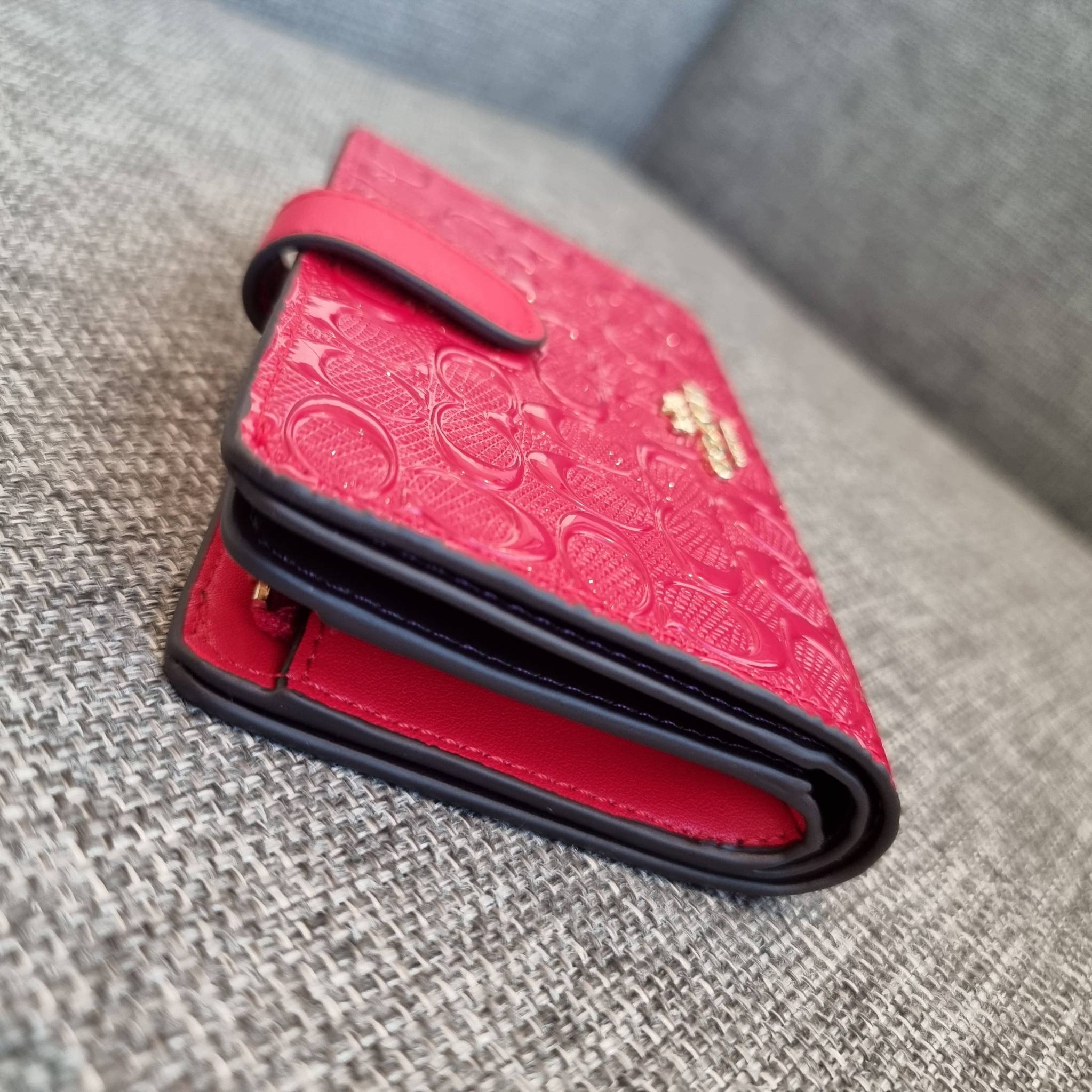 OUTLET 】COACH F25937 MEDIUM CORNER ZIP WALLET กระเป๋าสตางค์ใบกลาง 🔥 รุ่นหนังแก้วสุดฮอต!! สวยหรู ขนาดกำลังเหมาะมือ ดูดีดูแพงทุกสี มีช่องใส่บัตรและธนบัตรครบ และมีช่องแยกสำหรับใส่เหรียญ มาให้ครบเซ็ท พร้อมเสิร์ฟความสวยให้ถึงบ้านไปเลยจ้า