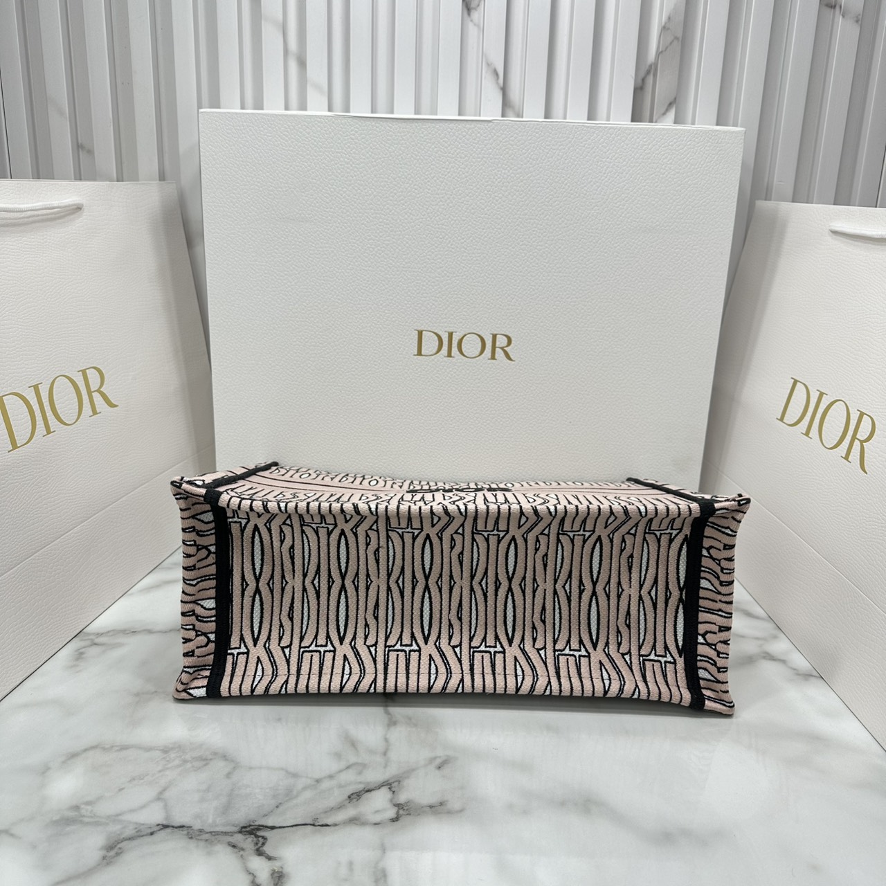 ORI หนังแท้ | Dior Miss Dior Allover Book Tote Handbag 14" กระเป๋าทรงโท้ทคอลใหม่ ดีไซน์ลวดลายกราฟฟิกสวยงามและหรูหราโดดเด่นไม่เหมือนใคร