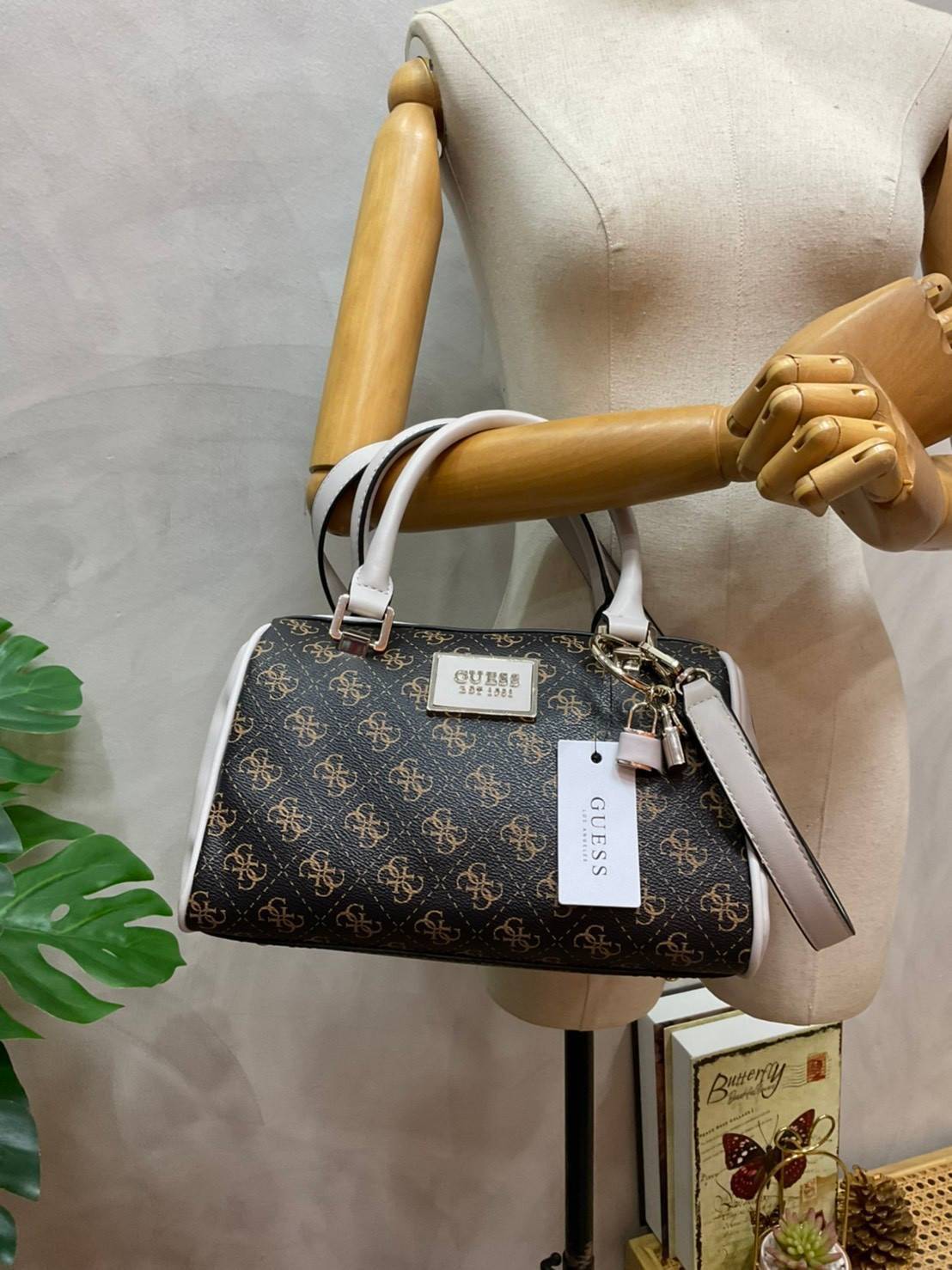 Guess Handbag with Small Shoulder Strap Tyren SG796605 New collection!! Guess ทรงหมอน ขนาดเล็ก ลายซิกเนเจอร์แบรนด์ ทรงหมอนยอดฮิต มีให้เลือก 5 สี สีสวยคลาสสิก เข้ากับง่ายกับทุกชุด ปิด/เปิด ด้วยซิป ภายในโล่งกว้าง แยกเป็นสัดส่วนใช้งาน ซับในตราแบรนด์ ใส่กระเป