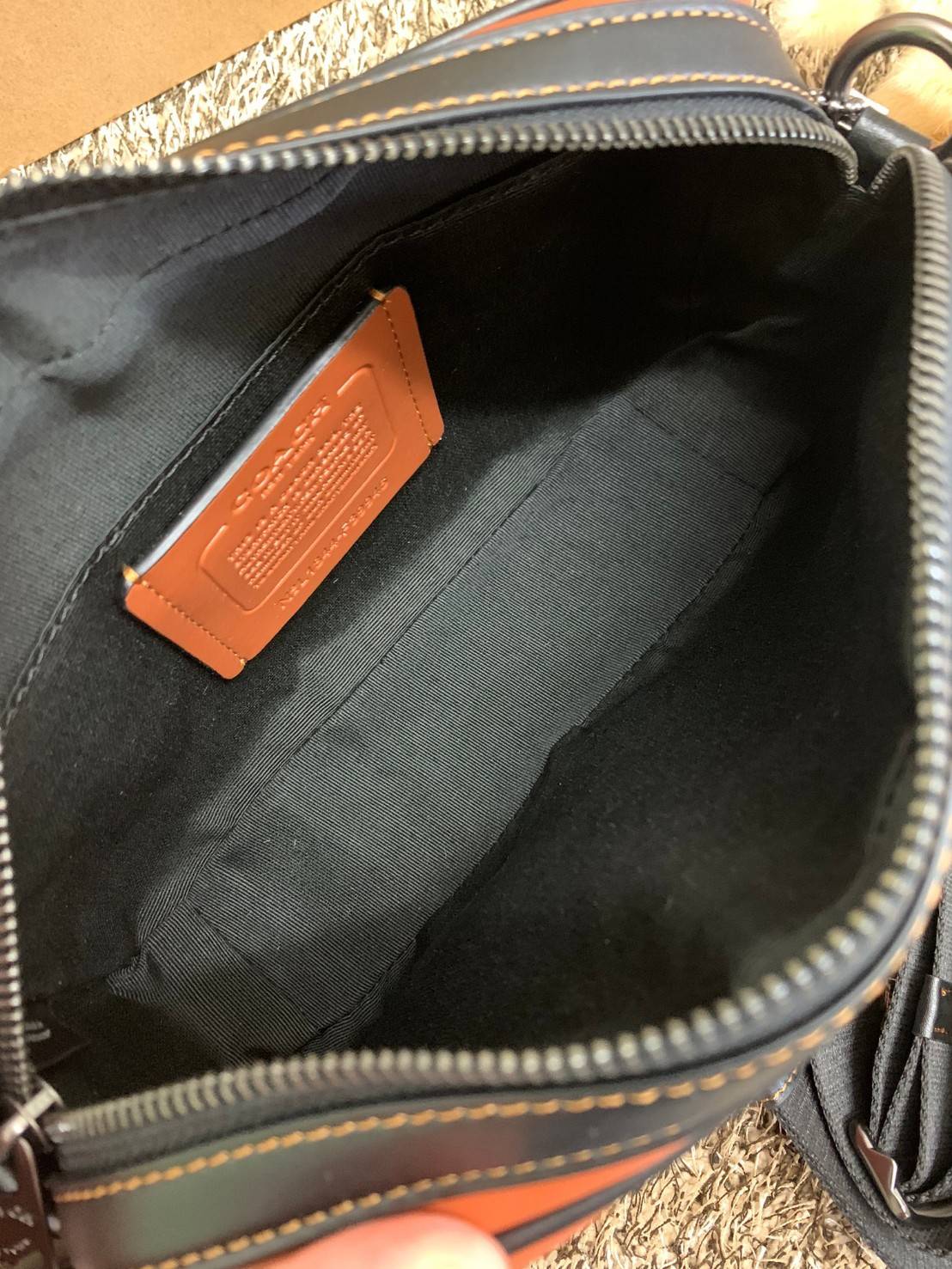 3สีเข้าใหม่งานคุณภาพอีกแล้วคับท่านน ทั้งสี ทั้งหนังสวยมากๆค่าา!! COACH GRAHAM CROSSBODY BAG ((39946)) พร้อมส่ง! กระเป๋าสะพายแบบครอสบอดี้ร์ ใช้ได้ทั้งชาย//หญิง หนังแท้อย่างดี เรียบหรูค่ะ ด้านหน้ามีช่องซิปซ่อนให้หนึ่งช่อง ช่องซิปหลักกว้าง ใส่ของจำเป็นได้ครบ