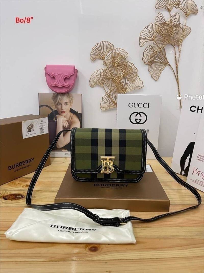 BURBERRY FRAGRANCES CROSSBODY BAG / BURBERRY SMALL CHECK CANVAS AND LEATHER TB BAG สีเขียวเหนี่ยวทรัพย์!! สีเข้าใหม่ คอลเลคชั่นที่ปังตลอดปี รอบนี้ออกแบบสไตล์ผู้ดีอังกฤษ