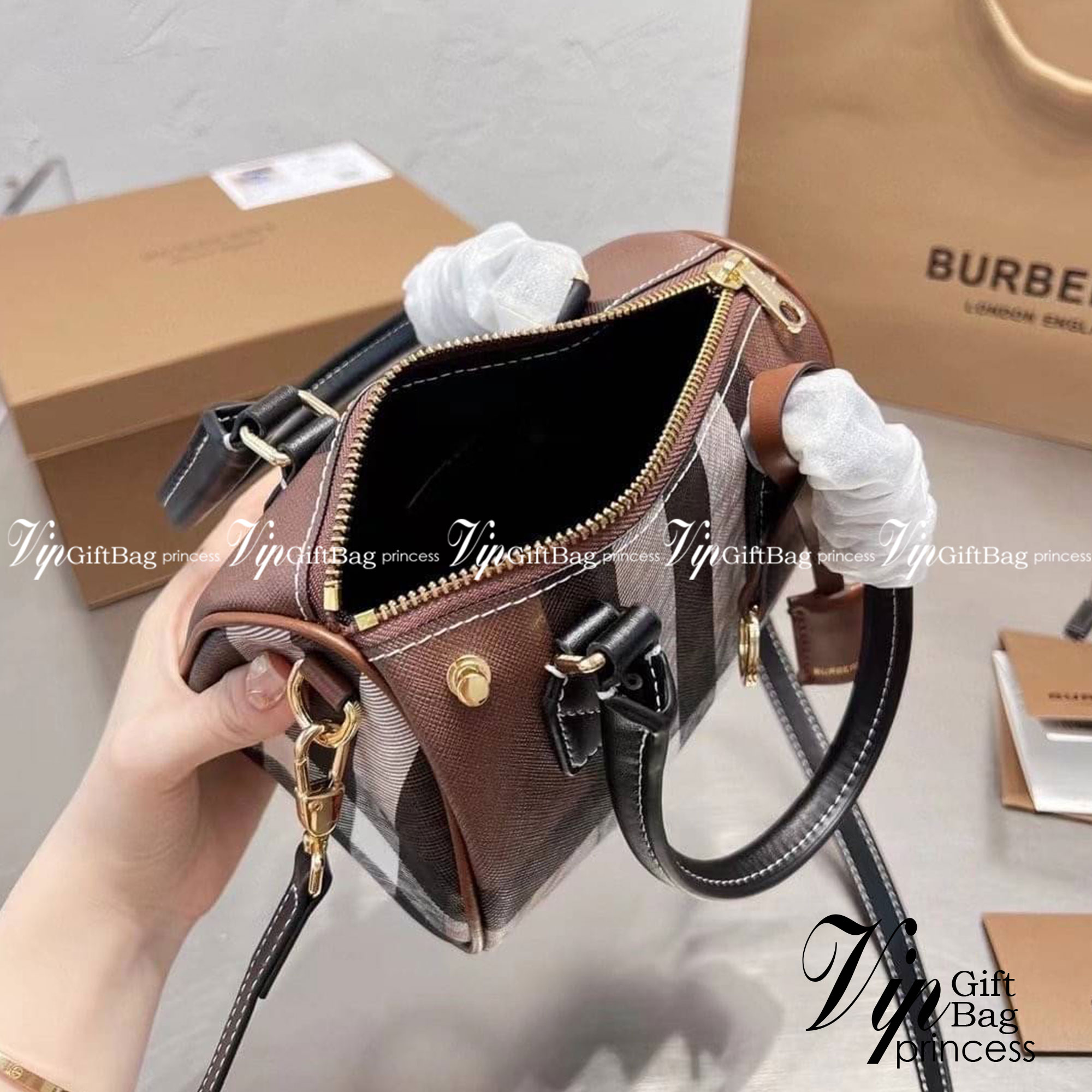 Burberry Small Check Bowling Bag / Burberry Coated fabric boston bag / BURBERRY FRAGRANCES VINTAGE BOWLING BAG กระเป๋าสะพายใบเล็กน่ารัก ลายวินเทจ โทนสีใช้งานง่าย Vintage Signature สวยหรูสุดคลาสสิค ภายในโล่งกว้าง สามารถใส่มือถือ กระเป๋าสตางค์ ของจุกจิกได้ 