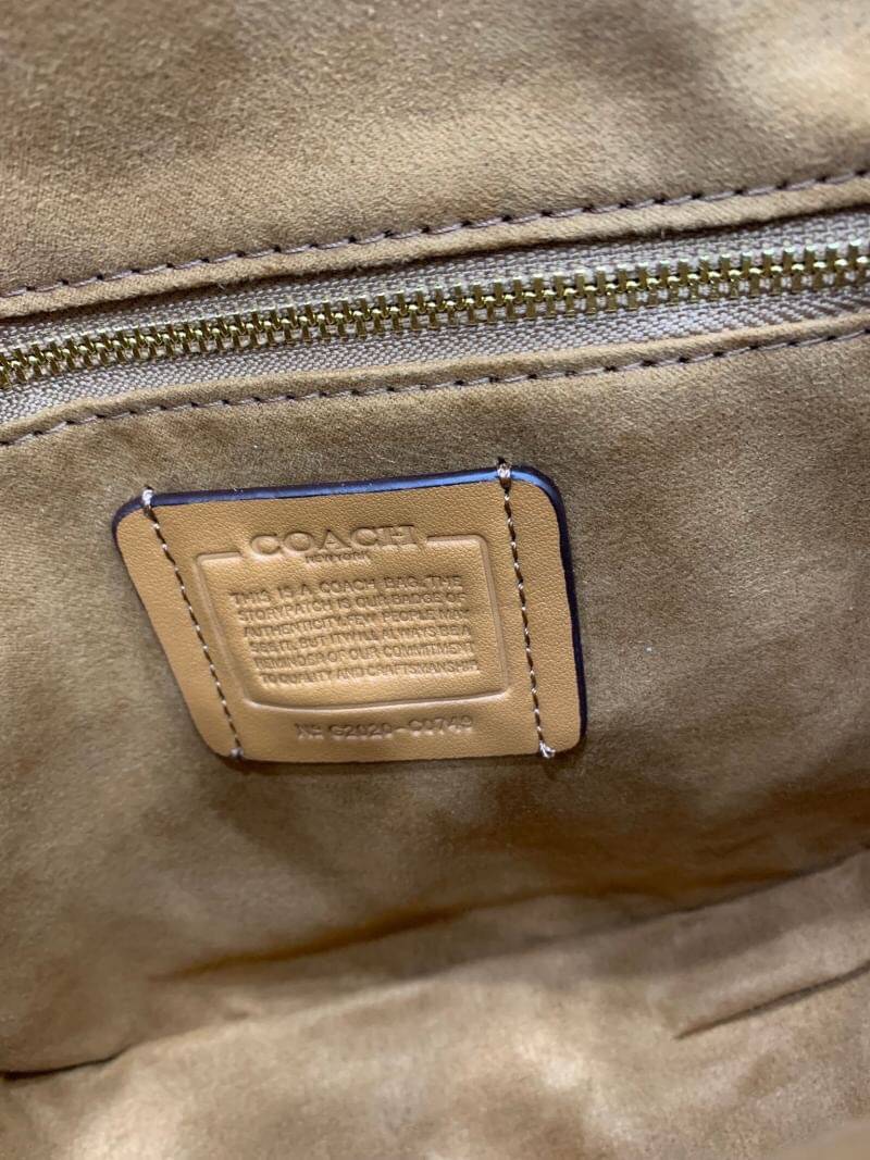 COACH Beat Saddle Bag With Horse And Carriage Print คอลเลคชั่นใหม่ ดีไซน์หรูหรา พิเศษมากๆมาพร้อมสายสะพาย 2 เส้น ใช้คู่กันหรือแยกสะพายก็สวยครบสูตร กระเป๋าสะพายทรง saddle คลาสสิค เปิด-ปิดด้วยกระดุมแน่นหนา ภายในเป็นช่องโล่ง ใส่ของได้ครบครัน สาวๆใช้เป็น every