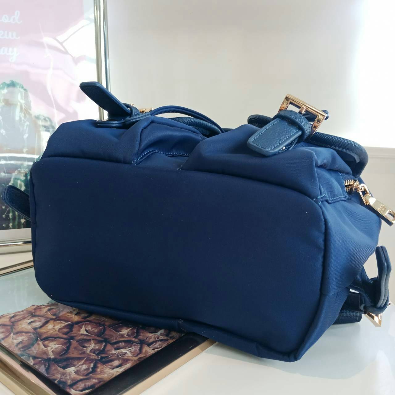 PRADA MINI BACKPACK with chain กระเป๋าเป้ size mini premium gift จากแบรนด์ Prada ขนาดกำละงน่ารัก ปรับสะพายได้หลายทรง วัสดุ nylon เปิดปิดด้วยกระดุมแม่เหล็ก ด้านหน้ามีช่องเล็ก น้ำหนักเบา ภายในมีช่องเล็ก และช่องซิป จุได้เยอะ ซับได้ 100& polyester มีหูหิ้วจับ