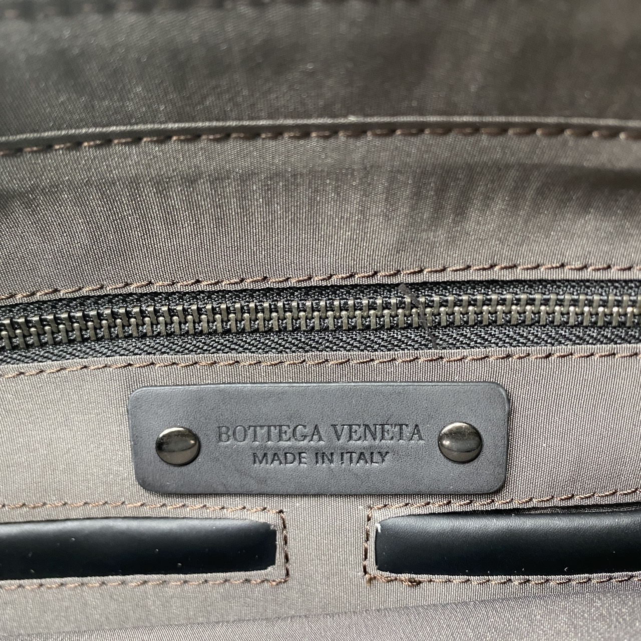 ORI หนังแท้ | Bottega Veneta Getaway Briefcase / Bottega Messenger Bag กระเป๋าใส่เอกสาร กระเป๋าทรงแมสเซ็นเจอร์ สวยเรียบหรูคลาสสิกเป็นเอกลักษณ์ โดดเด่นด้วยงานสานตาราง ดีไซน์เรียบง่าย แต่ดูแพง