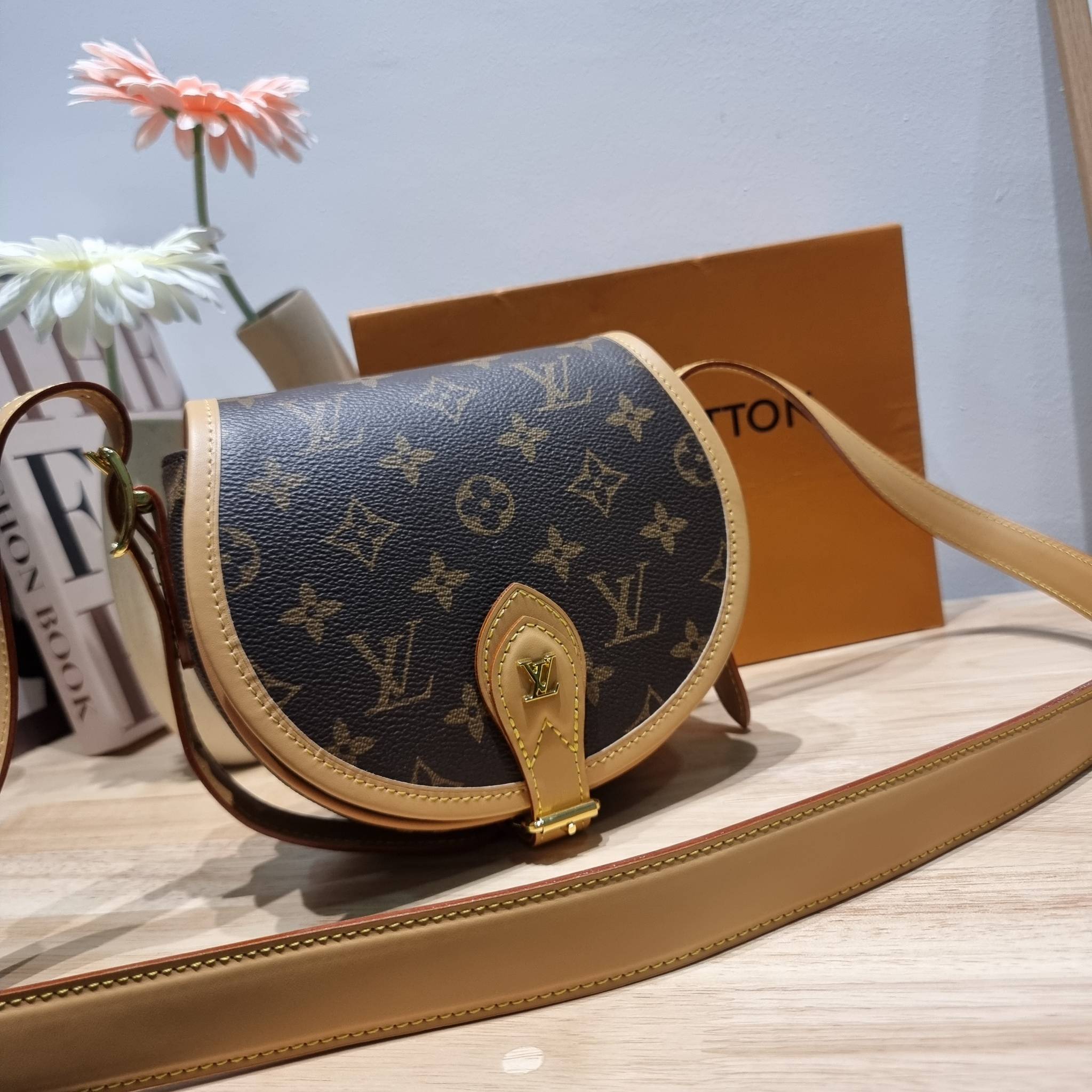 LV Tambourine Monogram Crossbody Bag รุ่นลิมิเต็ดหายาก กับกระเป๋าสะพายทรงสวย ดีไซน์คลาสสิค วัสดุหนังแคนวาสตัดสลับหนังแท้ เปิด-ปิดกระเป๋าด้วยอะไหล่สายคาด สายสะพายในตัว ปรับได้ หรือซ่อนสายและถือเป็น clutch ออกงานก็ได้ ดูแพงมากๆ ภายในเป็นช่องโล่ง ใส่ของจุกจุ