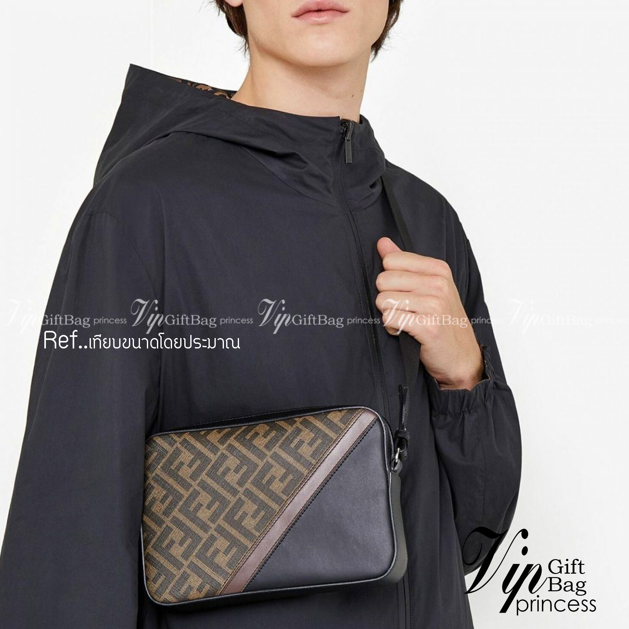 FENDI Ff-Print Coated-Canvas And Leather Cross-Body Bag เกรดออริจินอล FENDI Messenger Bag กระเป๋าสะพายข้าง ให้หนุ่มๆได้ตัวตึงกันไปเลยจ้า กับกระเป๋าสะพายทรงแมสเซ็นเจอร์ รุ่นหายาก ดีไซน์เรียบหรู สะดวกใช้ที่สุด ภายในโล่งกว้าง สายสะพายถอดได้ ปรับใช้ตามสะดวก ใ
