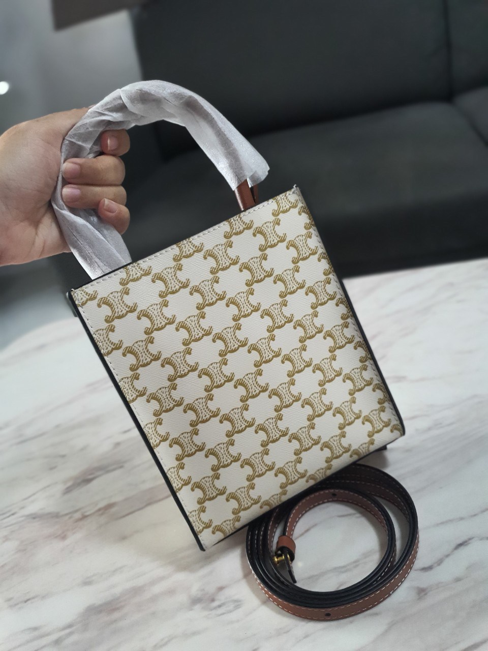 พรีเมี่ยมกิ๊ฟแท้ 100% 】CELINE HAND CARRY AND CROSSBODY BAG VIP GIFT WITH PURCHASE (GWP) พรีเมี่ยมกิ๊ฟ Limited จาก CELINE HAUTE PARFUME DUTYFREE COUNTER วัสดุ COATED CANVAS ดีไซน์ทรงเหลี่ยมสวยหรูสุดคลาสสิคในสไตล์สาว Lisa หนังสวยอยู่ทรงกันน้ำ