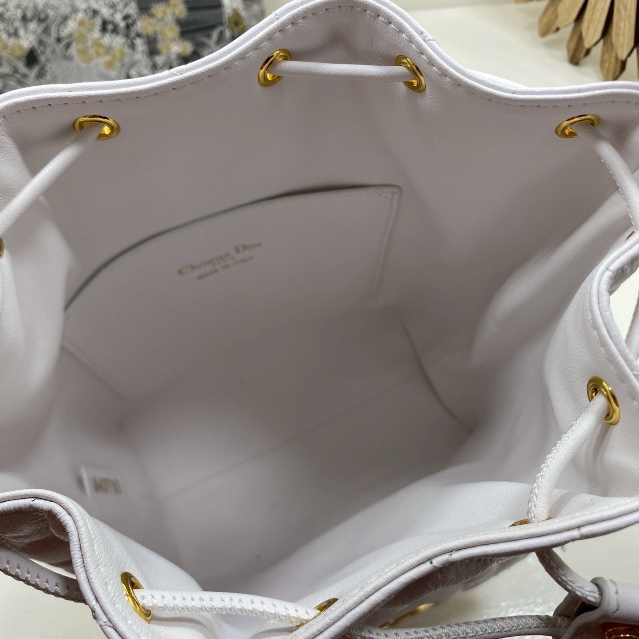 ORI หนังแท้ | Small Dior Caro bucket bag กระเป๋าทรงบักเก็ต รุ่นใหม่ประจำ Fall 2025 โดดเด่นด้วยดีไซน์ที่ทันสมัยและสง่างาม ได้รับการรังสรรค์ขึ้นจากหนังแกะสีดำเดินด้ายลาย Macrocannage พร้อมกับช่องเก็บของขนาดใหญ่แบบเชือกรูดปิด