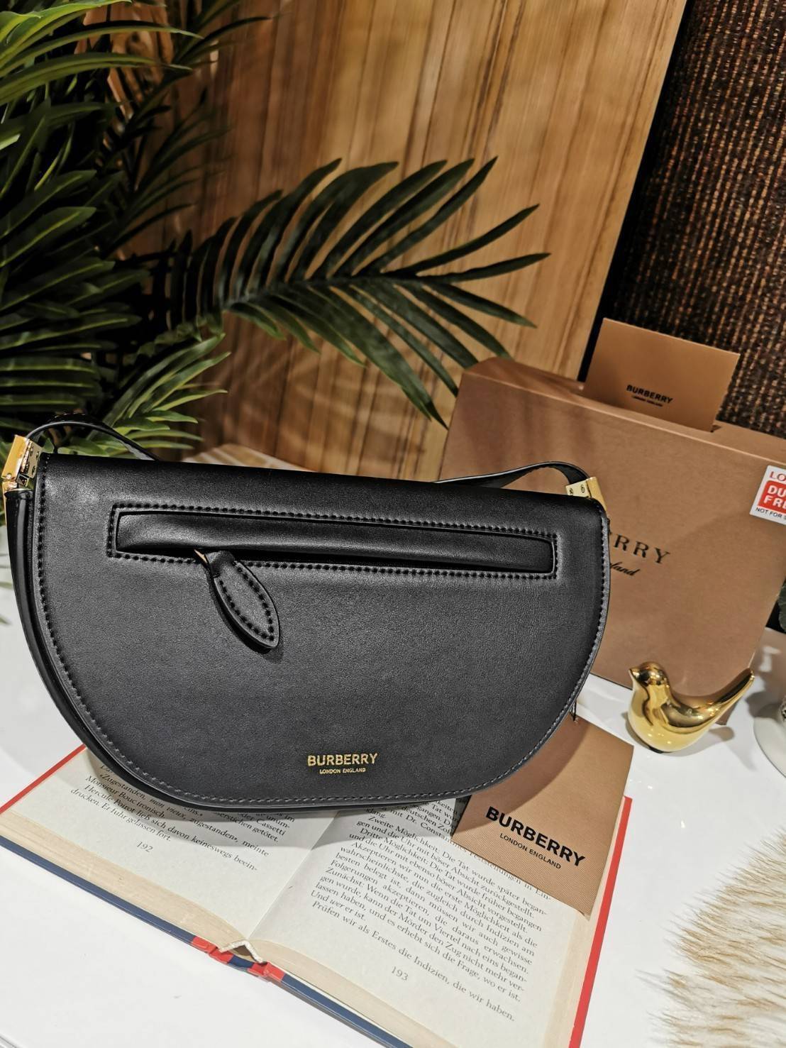 BURBERRY FRAGRANCES HALFMOON BAG VIP GIFT WITH PURCHASE (GWP) กระเป๋าสะพายพรีเมี่ยมกิ๊ฟ Limited Edition รุ่นใหม่จากน้ำหอม BURBERRY DUTY FREE วัสดุหนังแท้ CalfSkin ดีไซน์สวยหรูอยู่ทรงมีโลโก้แบรนด์และช่องซิปด้านหน้า ด้านหลังมีช่องใส่ของ เปิดปิดด้วยฝาปิดแม่เ