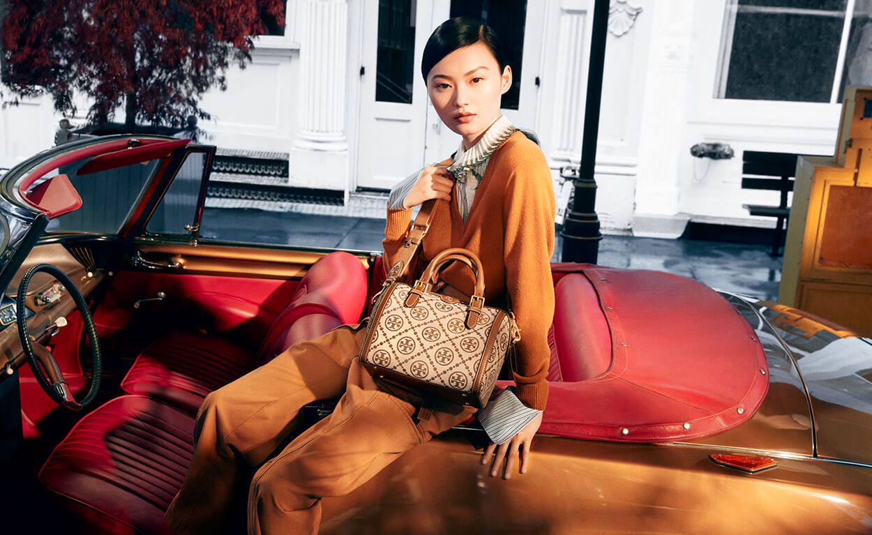 Large: Tory burch T Monograme Jacquaed Duffle เป็นทรงกระเป๋าที่มีความฮอตฮิตตลอดกาล ด้วยรูปทรงคลาสสิคและเหมาะใช้งานเข้ากับทุกสถานการณ์ ไม่ว่าจะเป็นกระเป๋าสะพายไหล่ เพิ่มความคล่องตัวและเข้าได้กับทุกลุค ไม่ว่าจะเป็นวันสบายๆ หรือวันที่ต้องออกไปทำกิจกรรมลุยๆ ห