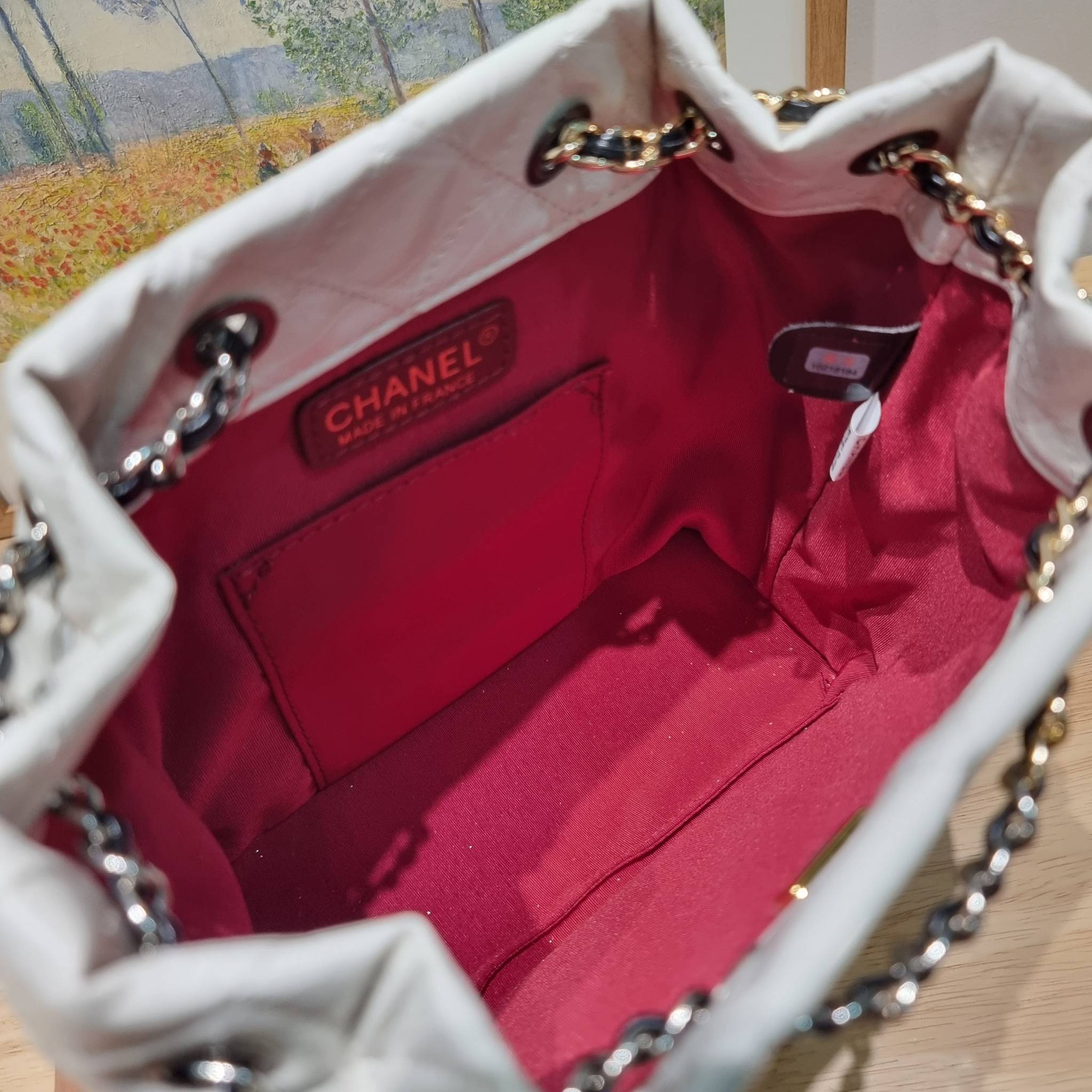 Chanel gabrielle backpack ไอเท็ม best seller กับรุ่นสุดปังในรูปแบบกระเป๋าเป้ ดีไซน์หรูคลาสสิค สายสะพายในตัวรูดปากกระเป๋าเก็บทรงได้ หรือจะรูดด้านหน้ายาวสุด