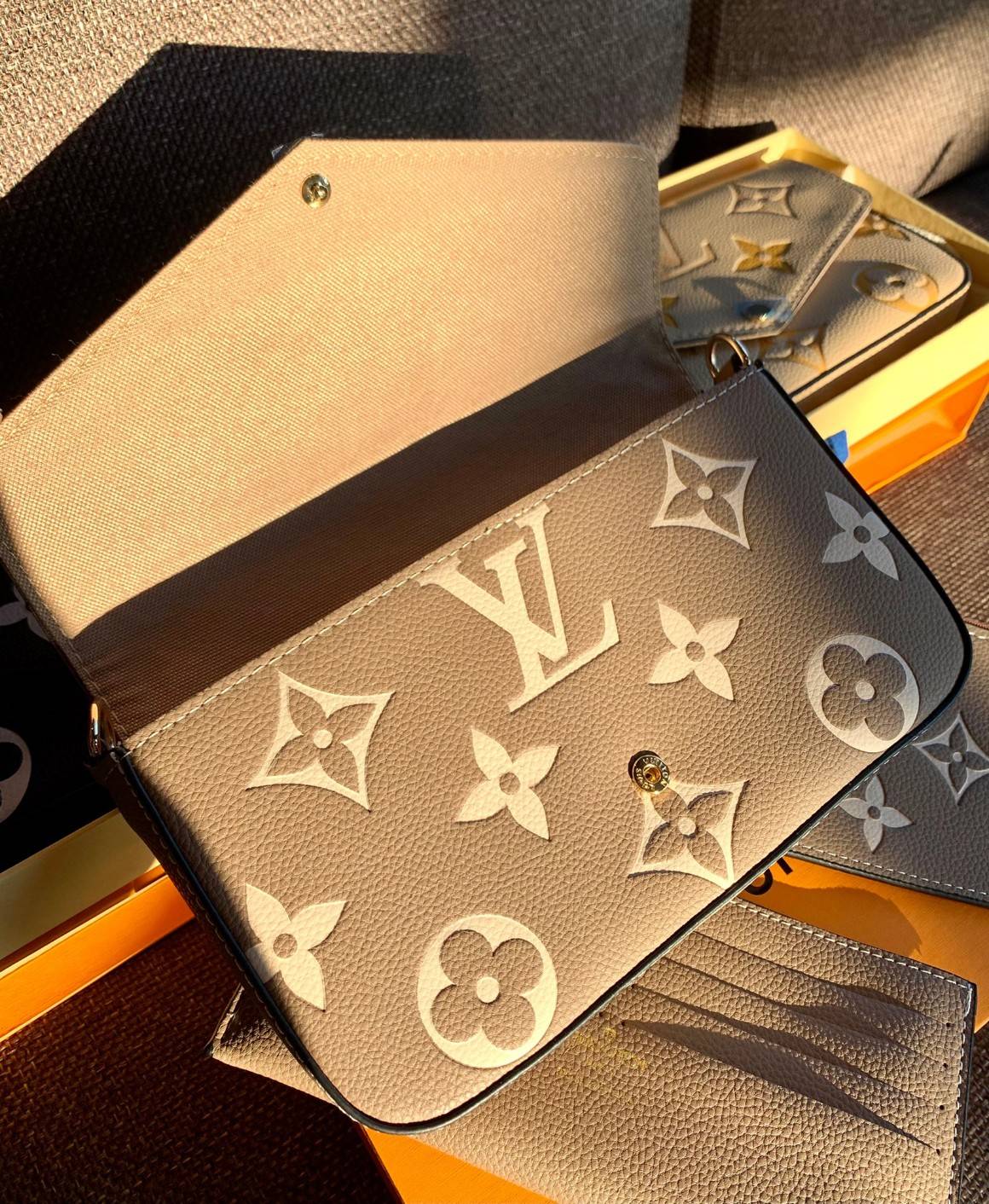 VIP 】Louis Vuitton Pochette Felicie ใบจริงหนังสวยมากๆค่า! ✔️กระเป๋าแบบคลัท มีสายสะพายโซ่มาให้ด้วยค่ะ ✔️หนังแกะสังเคราะห์อย่างดี ลายหนังสวย ปั้มลายแบรนด์ทั้งใบ ✔️รุ่นนี้มาพร้อมกระเป๋าเล็ก สำหรับใส่บัตรได้1ใบ//ใส่ธนบัตรแบบมีซิปรูดอีก1ใบ