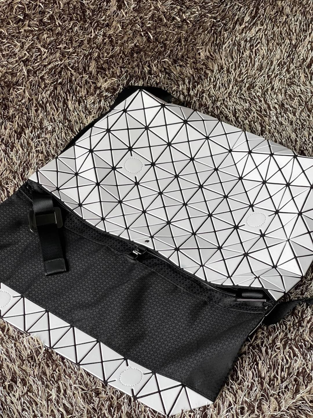 Baobao Issey Miyake Prism Sac ชาวมินิมอลทั้งชายและหญิงต้องถูกใจรุ่นนี้ เพราะ Prism Sac เป็นกระเป๋าแบบ unisex ที่มาพร้อมกับความเรียบง่ายของวัสดุเนื้อแมตต์ แต่ให้ลุคสไตล์เท่แบบคูลๆ โดดเด่นด้วยดีไซน์ที่ออกแบบมาให้ใช้งานที่ง่าย ตอบโจทย์ทุกสถานการณ์ฝาพับแบบเปิ