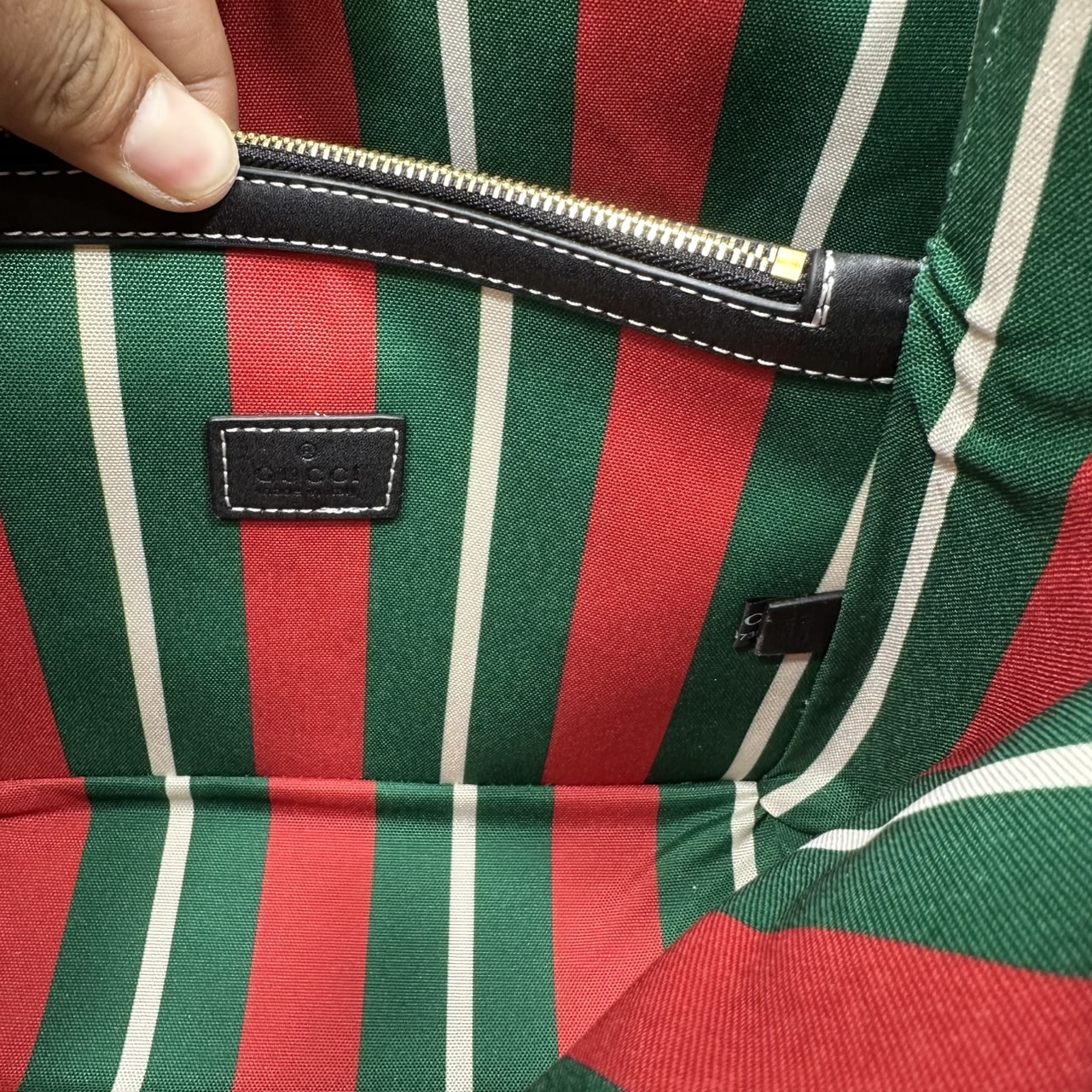 10" ORI หนังแท้ | Gucci GG Emblem Medum bucket bag กระเป๋าสะพายทรงบัคเก็ตใบใหญ่ คอลใหม่ตีความประวัติศาสตร์แห่งความสง่างามและงานฝีมือของแบรนด์ขึ้นใหม่