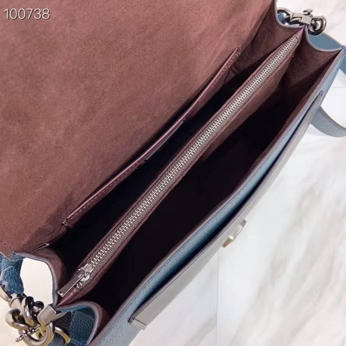 OUTLET 】COACH Tabby Shoulder Bag พร้อมส่งที่ไทย A modern take on an archival 1970s Coach design, our structured Tabby shoulder bag is crafted in polished pebble leather. Finished with our Signature hardware for an iconic touch, the versatile silhouette fe