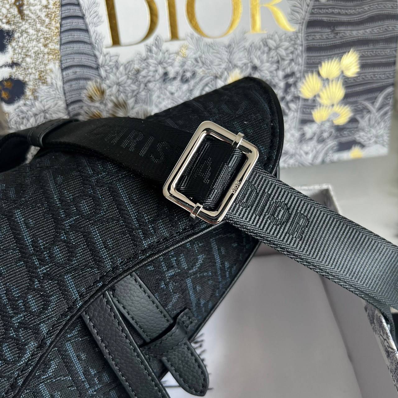 หนังแท้ DIOR SADDLE BELT BAG รุ่นสุดฮิต สามารถคาดอกสะพายข้างหรือคาดเอวก็ได้สามารถใช่งานได้ทั้งชาย/หญิง งานสวยมากพร้อมอุปกรณ์ครบชุด เกรดออริงานเทียบเท่าของแท้เลย กระเป๋ารุ่นยอดนิยมตามแบบฉบับแบรนด์ พร้อมส่งที่ไทย เกรดออริจินอลผ้าแจ๊คการ์ดและหนังแท้ ภาพสินค้