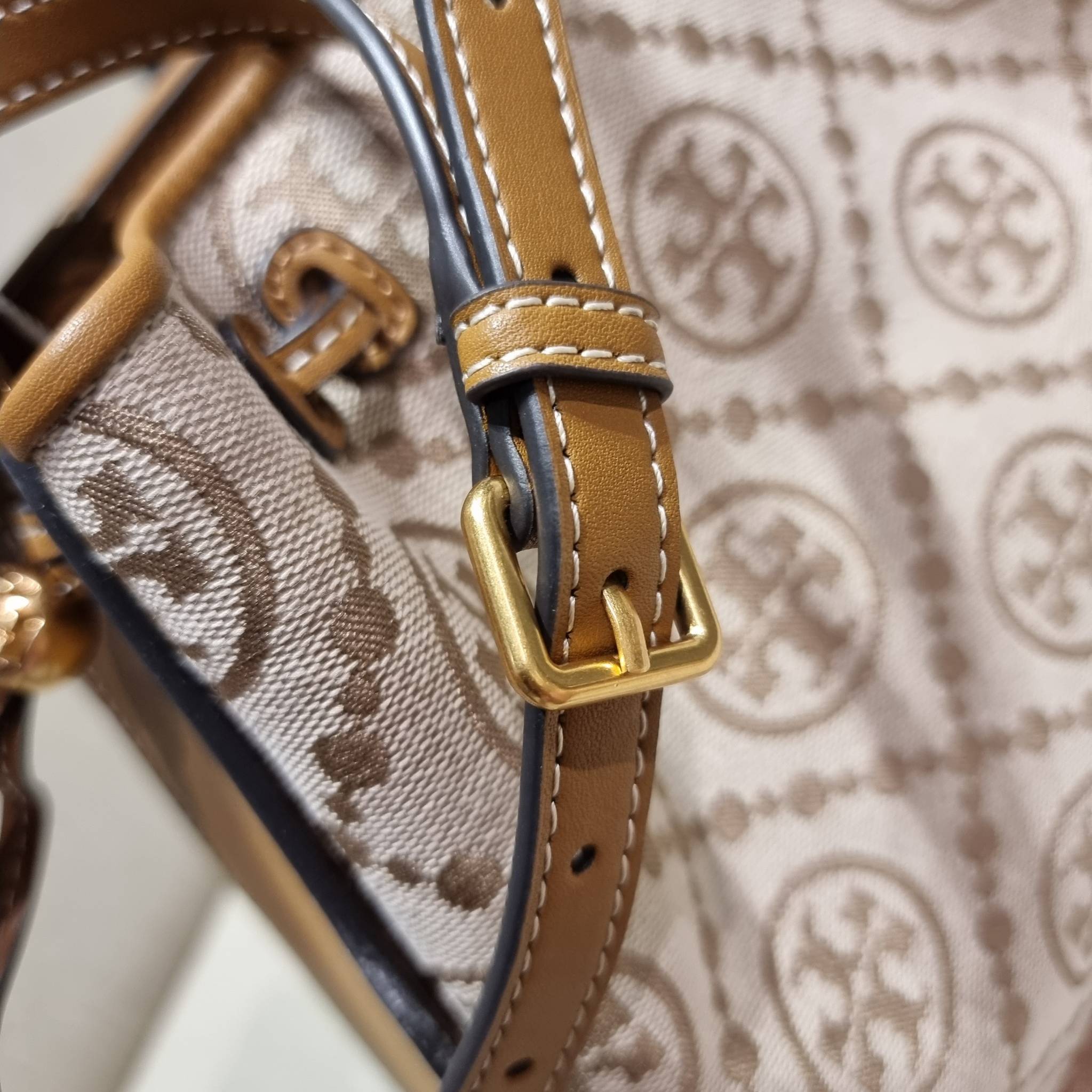 TORY BURCH T MONOGRAM JACQUARD BELL BAG คอลเลคชั่นใหม่ กับกระเป๋าลายโมโนแกรมยอดฮิต ที่มาในรูปทรงดีไซน์สวยเก๋ ชิคๆคูลๆ รับรองว่าไม่มีเกร่อ ตัวกระเป๋าทรงเหลี่ยม รูปเก็บทรงได้ในส่วนของปากกระเป๋า หรือไม่รูด ก็ได้ความสวยไปอีกแบบ วัสดุผ้า jacquard ตัดสลับหนังแท