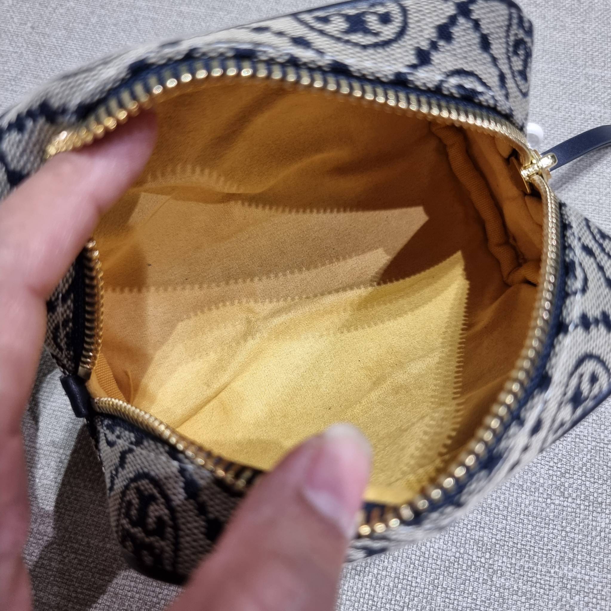 TORY BURCH T MONOGRAM JACQUARD MINI COSMETIC CASE ใหม่ล่าสุด กับกระเป๋าเอนกประสงค์ ที่ไม่ว่าจะไว้ใส่เครื่องสำอางค์ หรือจะไว้พกจำเป็นเช่น เงิน หรือกุญแจต่างๆ น้องใบนี้จัดให้ได้หมด สวยหรู ขนาดเหมาะมือ ถือแล้วขับผิว วัสดุผ้า jacquard รูดเปิด-ปิดด้วยซิป ภายใน