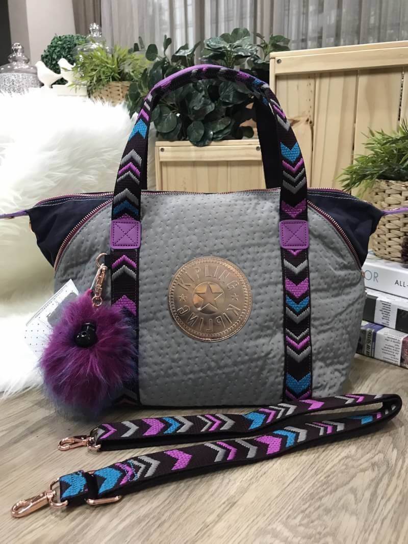 BEST SELLER! NEW! KIPLING ART TOTE BAG กระเป๋าถือหรือสะพายรุ่นใหม่ Special Limited Edition วัสดุ Nylon+Polyester 100% น้ำหนักเบาโดดเด่นที่สามารถรูดซิปมุมกระเป๋าเปลี่ยนทรงได้ไม่จำเจ มีหูหิ้วสะพายไหล่เเละสายยาว crossbody เลื่อนปรับระดับได้ มือจับหูหิ้วเป็นห