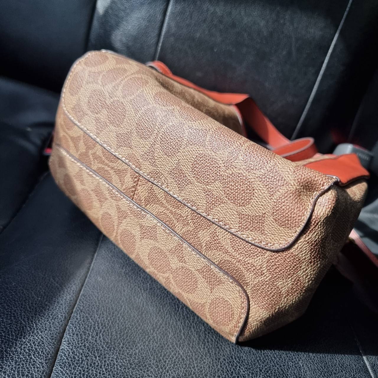 COACH 79251 HADLEY HOBO 21 IN SIGNATURE CANVAS ไอเท็มยอดนิยม คลาสสิคในทุกโอกาส กระเป๋าทรงโฮโบ ทรงสวยใช้งานได้ทุกลุค แมชท์ง่ายกับทุกสไตล์ วัสดุหนังแคนวาส ดีไซน์เอกลักษณ์ เปิด-ปิดด้วยกระดุมแม่เหล็ก มีตะขอล็อคที่ปากกระเป๋าเพื่อปรับทรงใช้งานได้ ภายในโล่งกว้าง