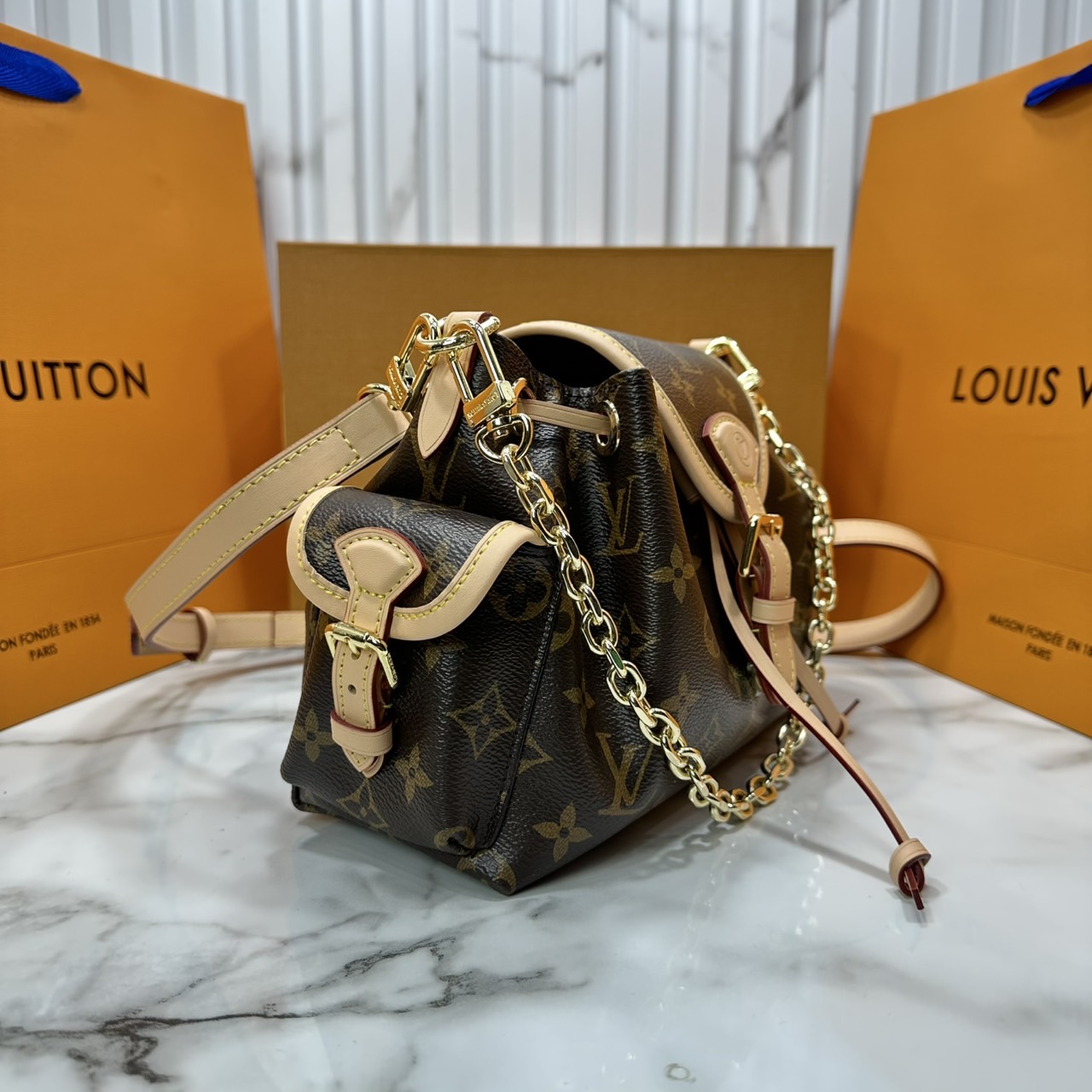 ORI หนังแท้ | LV Odyssee bag Monogram Canvas กระเป๋าสะพายดีไซน์ใหม่ คอลเลกชันประจำฤดูกาล Pre-Fall 2025 ออกแบบมาเพื่อเชิดชูมรดกล้ำค่าที่สืบทอดจากรุ่นสู่รุ่น ดีไซน์ทันสมัยใช้งานได้ทุกวัน