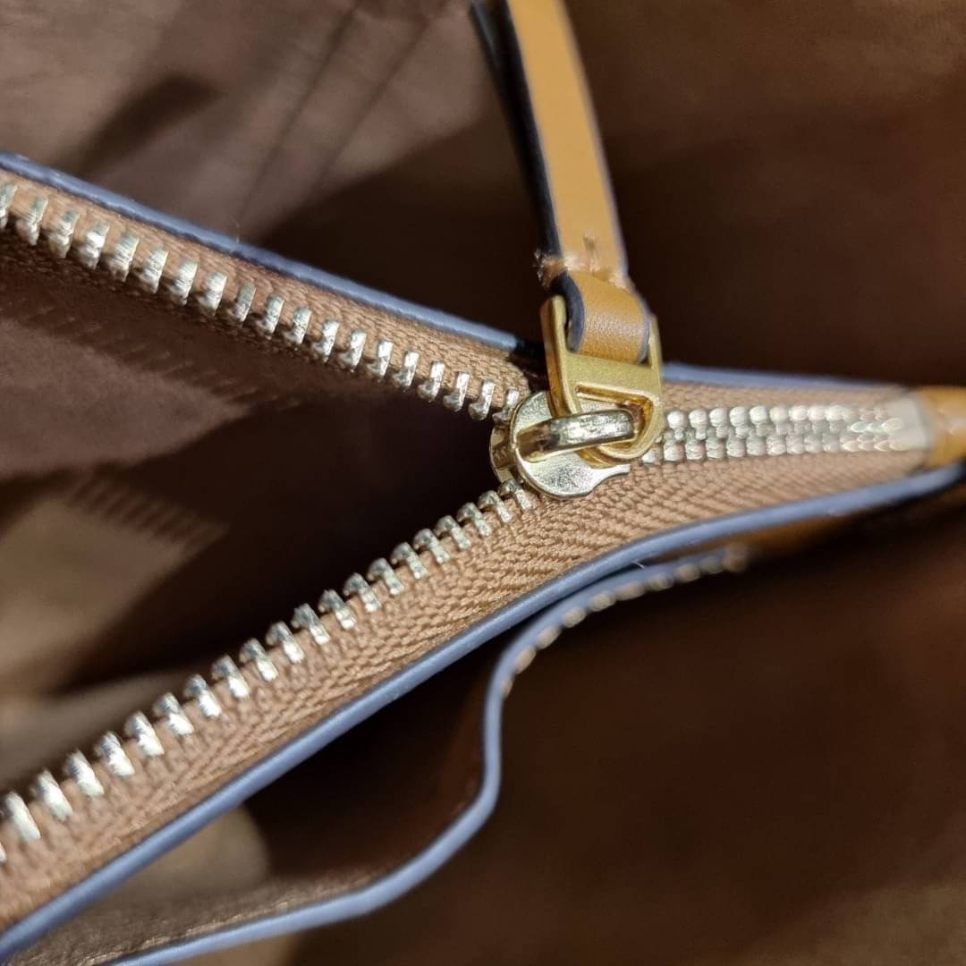 TORY BURCH PERRY MONOGRAM JACQUARD SMALL TRIPLE COMPARTMENT TOTE กระเป๋าโท้ท ไซส์เล็ก ลายโมโนแกรมสุดฮิต ปังไม่หยุดจริงๆ ขนาดกำลังสวย มาพร้อมหูจับในตัว และสายสะพายที่ปรับใช้ได้ไม่มีเบื่อ วัสดุผ้า jacquard ทักทอลาย ตัดขอบด้วยหนังแท้ ปากกระเป๋ามีกระดุมแม่เหล