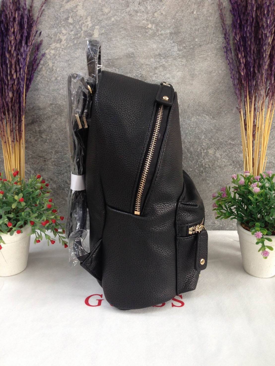 GUESS CANSON BACKPACK ของแท้❗️กระเป๋าเป้หนังเนื้อนิ่มสัมผัสคล้ายหนังแท้ ด้านหน้าแต่งหมุดกิ๊ปเก๋ เปิดปิดด้วยซิปสะดวกใช้ ด้านในบุผ้าแบรนด์ มีช่องใส่ซิปและช่องใส่ของจุกจิก ขนาดกำลังดีค่ะ น้ำหนักเบา สีสวย สายสะพายปรับได้ฟรีเลยค่าใบนี้ แนะนำมากๆค่า