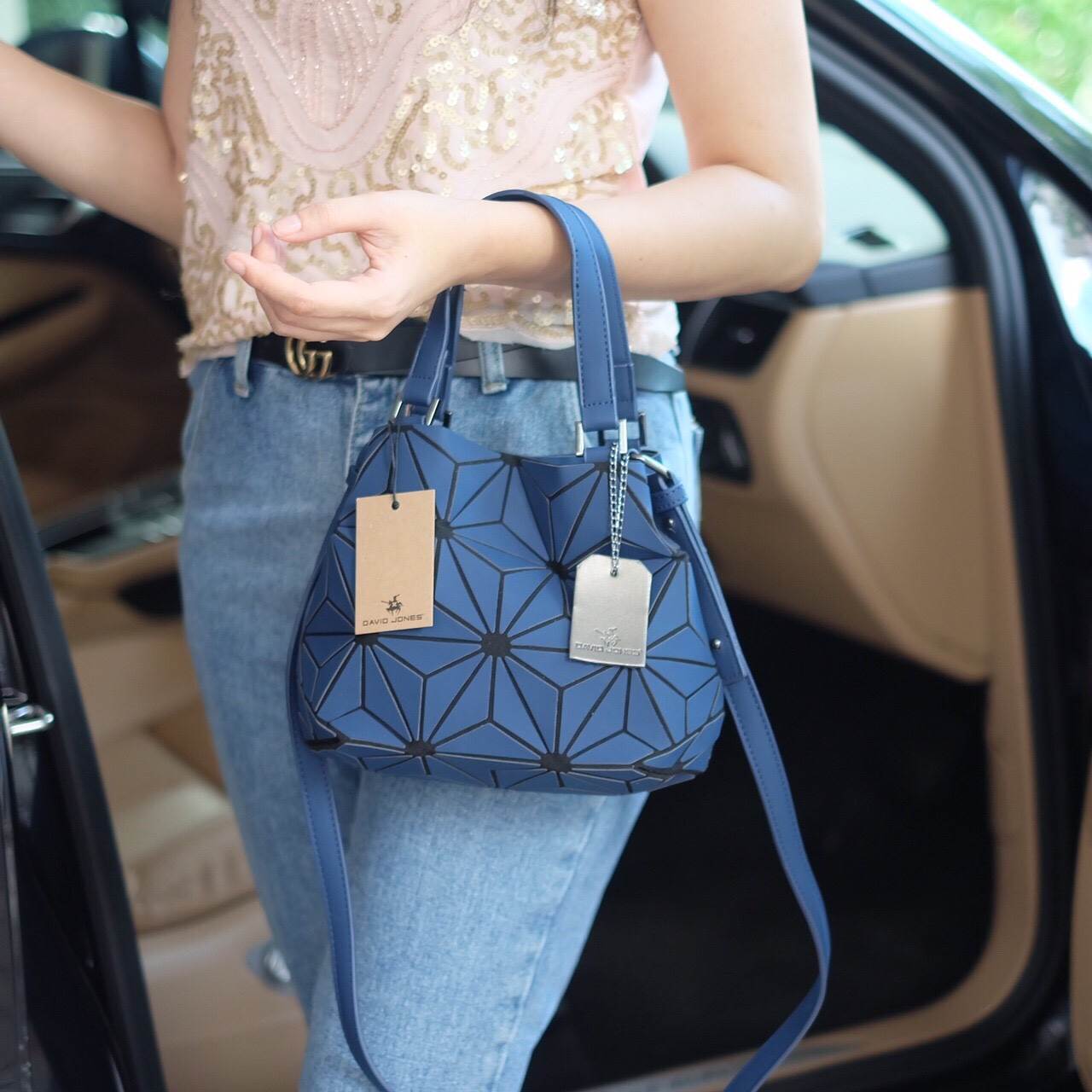 New Collection ka ' Matte Color ' ✨✨ สีด้าน มีให้เลือกถึง 4 สี 🍭🍭แถมยังลาย Limited edition หายาก 👍ปรับทรงได้ 2 แบบ น่ารักมาก จากแบรนด์ David Jones กระเป๋าสะพายข้างดีไซน์เกร๋มาก สีสวยหรูมาก ขนาดกะลังดีเลย น้ำ