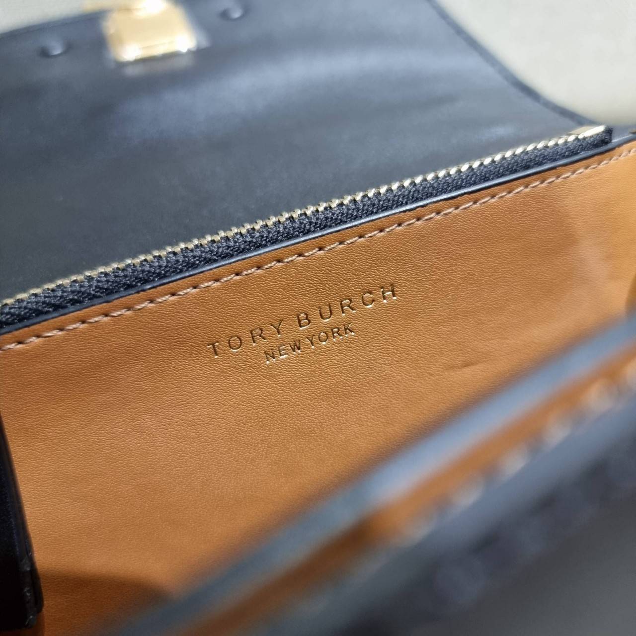 TORY BURCH ELEANOR SMALL CONVERTIBLE SHOULDER BAG ฮอตไอเท็ม รุ่นนี้ขายดีขายหมด คัมแบค!! สวยหรู คุณหนู ผู้ดี!! หายากมากที่สุด!! กระเป๋าสะพายข้าง ดีไซน์อยู่ทรง ขนาดกำลังสะดวกใช้สำหรับสาว วัสดุหนังแท้เต็มใบ สีทูโทน เปิด-ปิดด้วยแถบแม่เหล็ก ภายในแบ่งสัดส่วนได้