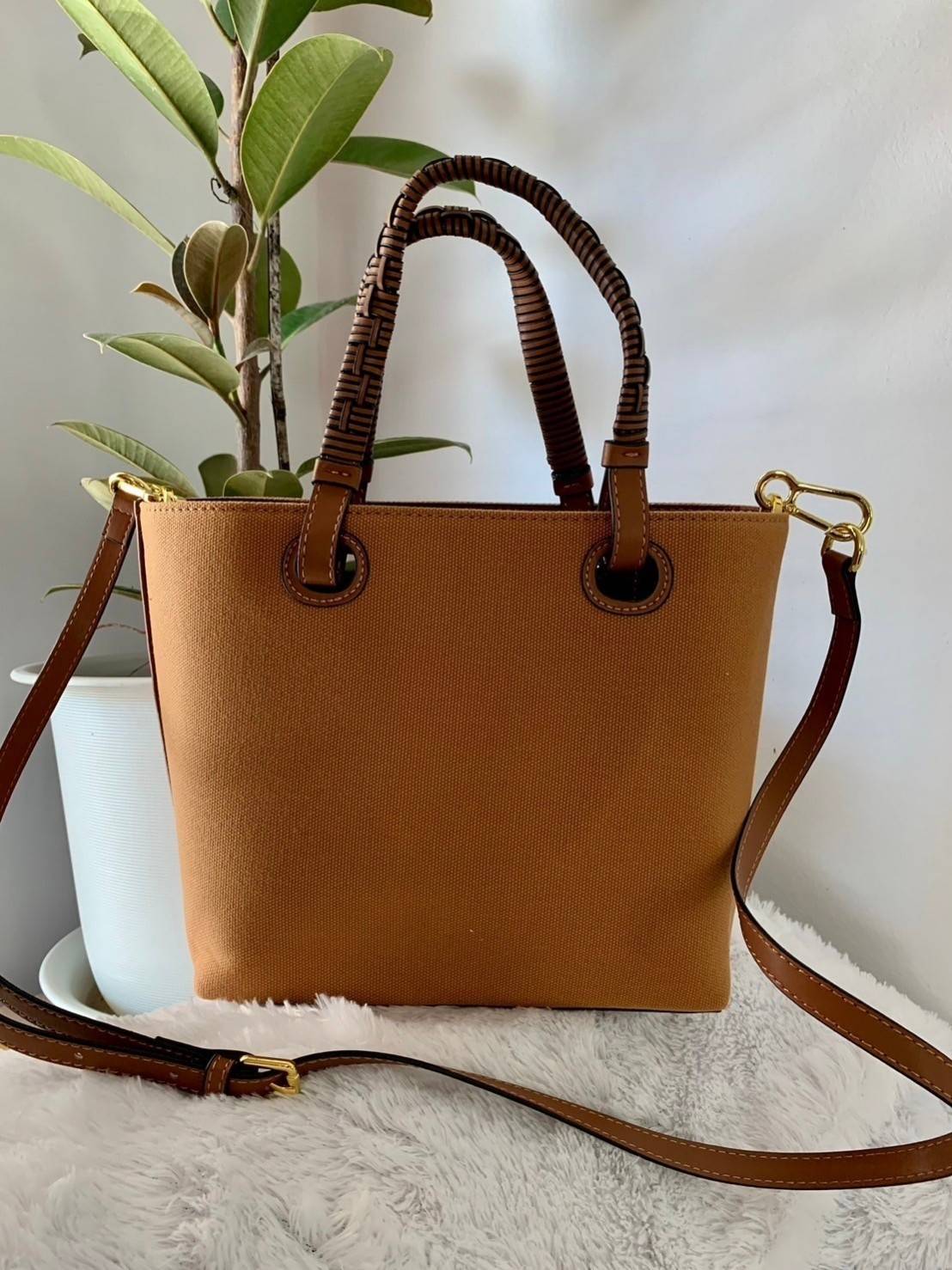 Loewe Anagram leather canvas tote bag / Loewe Tote Bag กระเป๋าโท้ทน้องใหม่ วัสดุทำจากหนังแคนวาส ใช้งานทนทาน ออกแบบมีสายสะพายไหล่และหูหิ้ว เรียกว่าใช้งานได้แบบ 2 in1 งานสวยล้ำ ไม่ซ้ำใคร ปักโลโก้ Anagram ที่ด้านหน้า เปิด-ปิดด้านบนด้วยเชือกผูก ด้านในมีช่องสำ