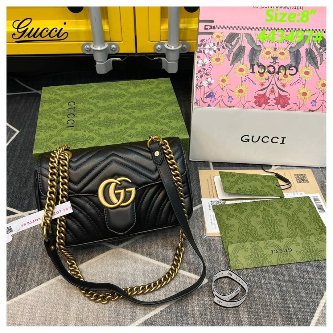 GUCCI GG Marmont shoulder bag กระเป๋าสะพายข้างรุ่นคลาสสิค สะพายขับผิว ดูแพง อัพลุคได้สบายๆ เปิด-ปิดด้วยตัวกดล็อคแน่นหนา ด้านหลังดีไซน์รูปหัวใจ