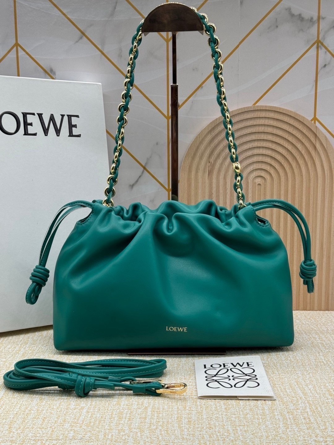 ORI หนังแท้ | Medium Loewe Flamenco purse in mellow nappa leather 30cm กระเป๋าสะพายทรงคลัช เรียบหรูดูแพง เรียบง่ายใช้งานสะดวก หนังแนปป้าให้สัมผัสนุ่มสบายผิว มาพร้อมสายสะพายร้อยห่วงหรูหรา