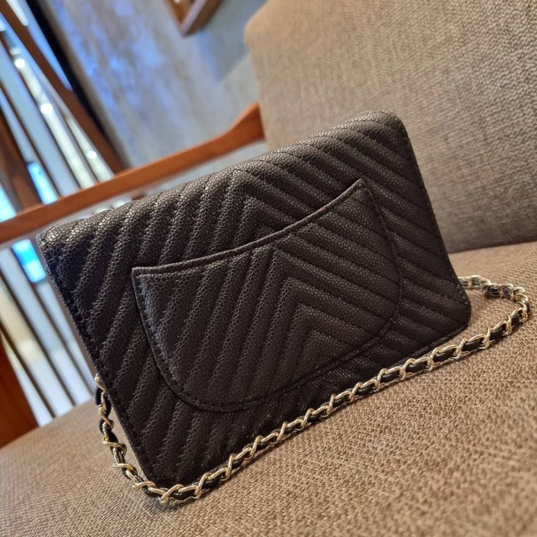 VIP 🥂 CHANEL WOC ลายวียอดฮิต กระเป๋าสะพายข้างหนังลายคาร์เวีย มาพร้อมโซ่สะพายในตัว (ถอดออกไม่ได้) อะไหล่ทองเรียบหรู ดูผู้ดี้ ผู้ดี!! เปิด-ปิดกระเป๋าด้วยกระดุมแม่เหล็ก ภายในกระเป๋าเป็นช่องโล่ง มีช่องแยก 1 ช่อง ช่องซิปกลางอีกช่อง ส่วนด้านหลังก็ยังมีอ