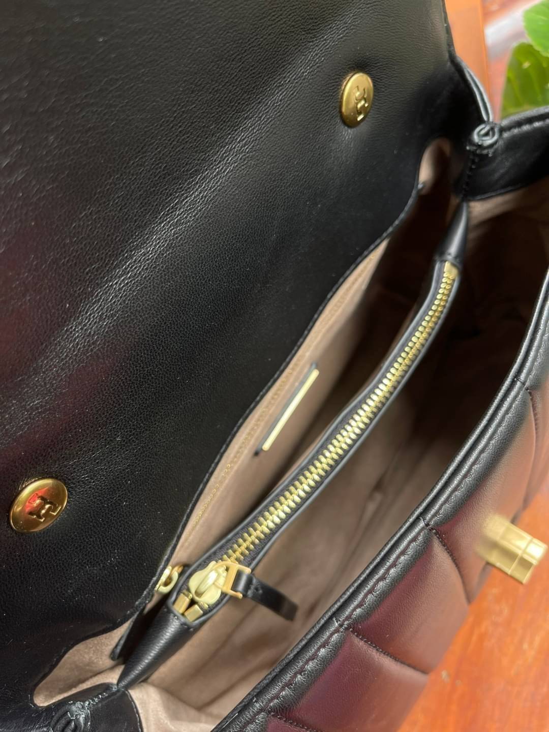 OUTLET 】Tory Burch Kira Top Handle Satchel มี2ขนาด Small/Medium กระเป๋าทรงใหม่ล่าสุดจากรุ่นคิร่า (Kira) มาในเทคนิคตัดเย็บควิลท์แนวขนาน ใช้วัสดุหนังเงานุ่ม สะท้อนแรงบันดาลใจแบบนิวยอร์กจากเบาะหนังในรถคลาสสิค Hardwareสีทองสวยหรู และจุดเด่นอีกรุ่นคิร่าคือความ