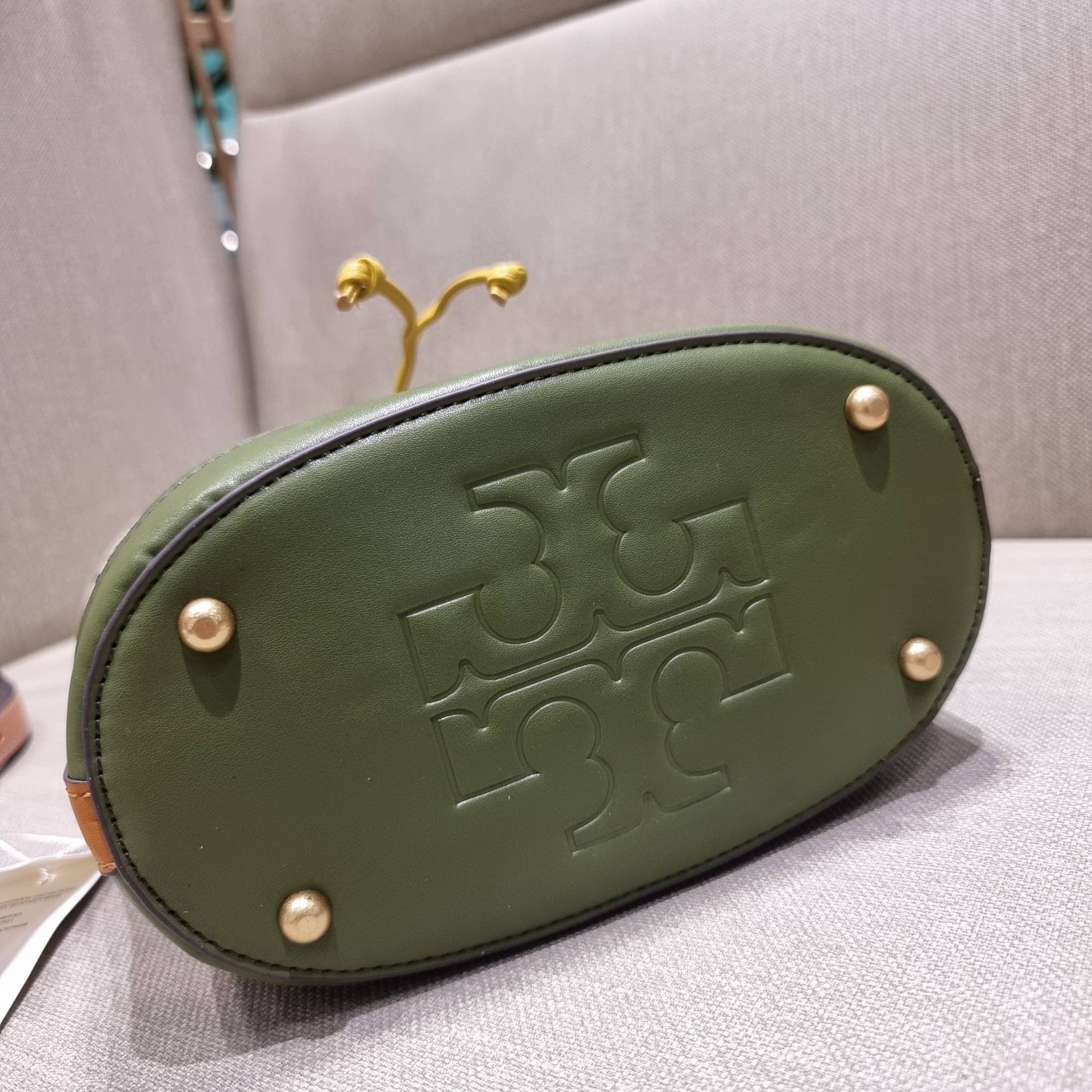 TORY BURCH T MONOGRAM COLORBLOCK JACQUARD BUCKET BAG ไอเท็มใหม่ที่ใครๆก็รอ กระเป๋าบัคเก็ตทรงสวย ที่ยังคงให้ความโดดเด่นด้วยลวดลายเอกลักษณ์ เพิ่มเติมดีไซน์บล็อคสี ตัดกันได้อย่างลงตัว ถักทอบนวัสดุ woven jacquard ลายคมชัด สลับส่วนของหนังแท้ ภายในเป็นช่องโล่งก