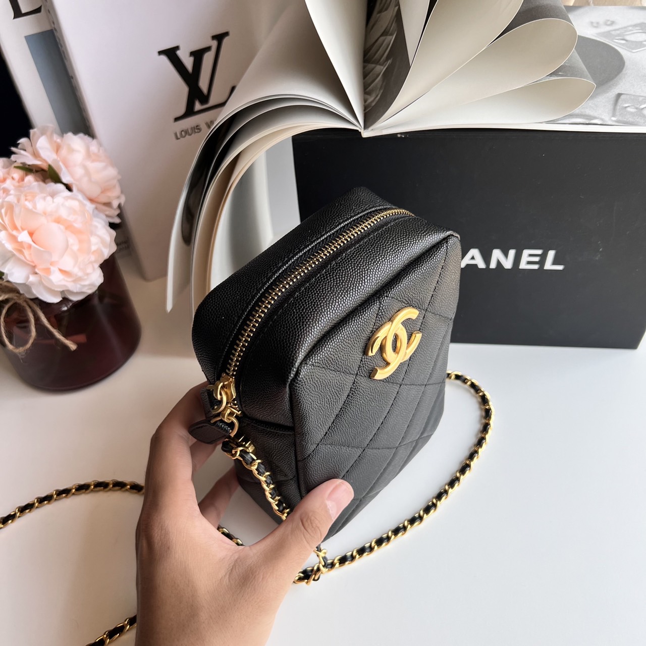 หนังแท้ Chanel Vertical / Chanel Black Caviar Grained Calfskin Vertical Camera Bag พร้อมส่งที่ไทย กระเป๋าสะพายข้างหนังแท้ฟูขึ้นทรงสวย เกรดหนังดีที่สุดยิ่งใช้นานหนังยิ่งสวย มาในดีไซน์คลาสสิคเรียบหรูเข้ากับทุกลุ๊คแบบไม่มีเอ้าท์ ไอเท็มนี้แนะนำสวยน่าใช้ ไม่คว