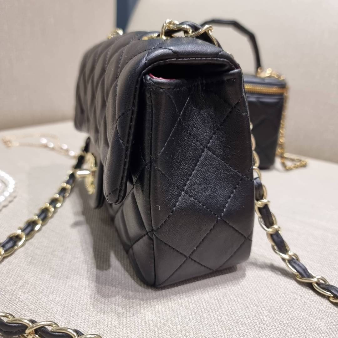 VIP 🥂 เซ็ทคือที่สุดของความคุ้ม EXCLUSIVE MIX ITEM!! CHANEL GIFT BOX SET กลับมาอีกครั้งกับไอเท็มสุดหรูชวนให้สะสม สุดยอดของรุ่นยอดฮิตพร้อมเสิร์ฟครบชุด สุดคุ้ม มาพร้อมกระเป๋าสะพายถึง 2 ใบ คอลเลคชั่นของมันต้องมี ทั้งตัวคลาสสิคและ vanity และสุดยอดของหา