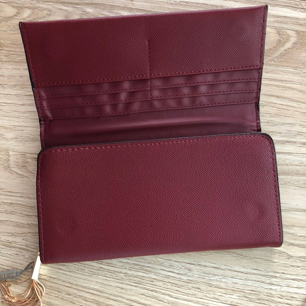Charles & Keith Basic Long Wallet กระเป๋าสตางค์ใบยาว ตกแต่งด้วยพู่ เปิด – ปิดกระเป๋าด้วยเเม่เหล็กแบบซ่อน ภายในมีช่องใส่บัตร ช่องซิปใส่เหรียญ และช่องใส่ธนบัตร ใส่ iPhone Plus ได้ค่ะ ด้านหลังมีช่อง 1 ช่อง