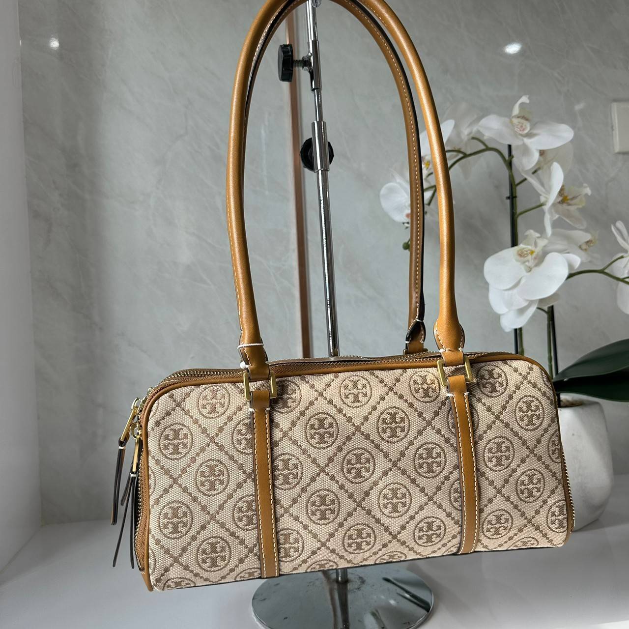 TORY BURCH Small T Monogram Marshmallow Satchel / Tory Burch tote handbag พร้อมส่ง 2 สี ใหม่ล่าสุด กระเป๋าสะพายไหล่ดีไซน์สุดทันสมัย ตัดเย็บสวยงาม ผ้า jacquard ตัดหนัง เปิด-ปิดแบบซิป มีช่องแบ่ง 2 ช่อง มีซิปลับด้านใน ใส่ของได้เยอะมากๆ ค่ะ