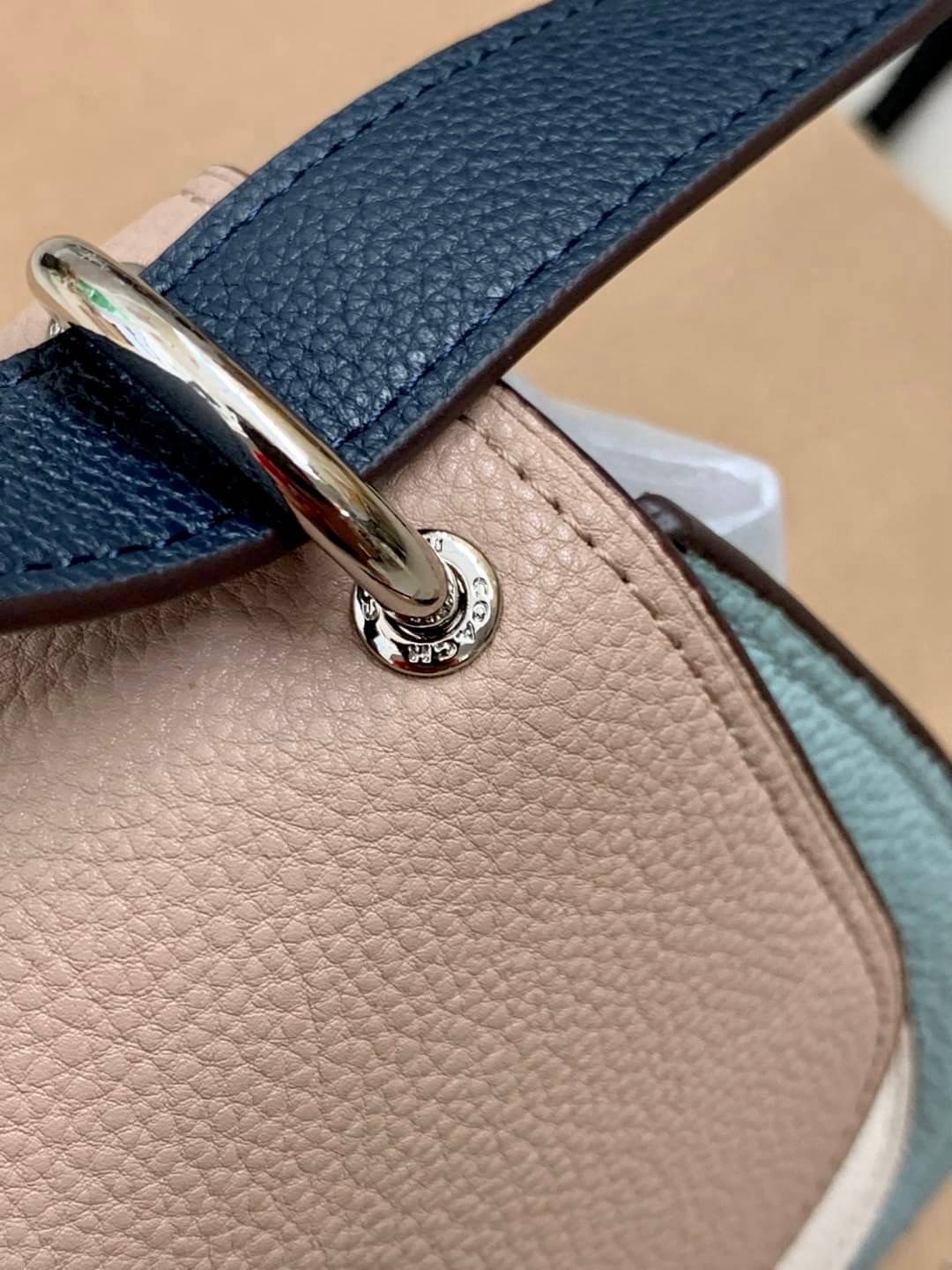 OUTLET 】COACH REMI SADDLE BAG IN COLORBLOCK ((1330)) รุ่นแนะนำ คลาสสิคน่าใช้มากๆ วัยใสๆใช้ดีค่ะ 😘 พร้อมส่งที่ไทยอีกครั้ง! กระเป๋าสะพายข้าง//ครอสบอดี้ร์//หรือทบเป็นสายคู่สะพายไหล่ได้ค่ะ แล้วแต่ชอบเลยค่ะ! วัสดุหนังแท้ ลายหนังสวยมากๆค่ะรุ่นนี้ หลงรัก