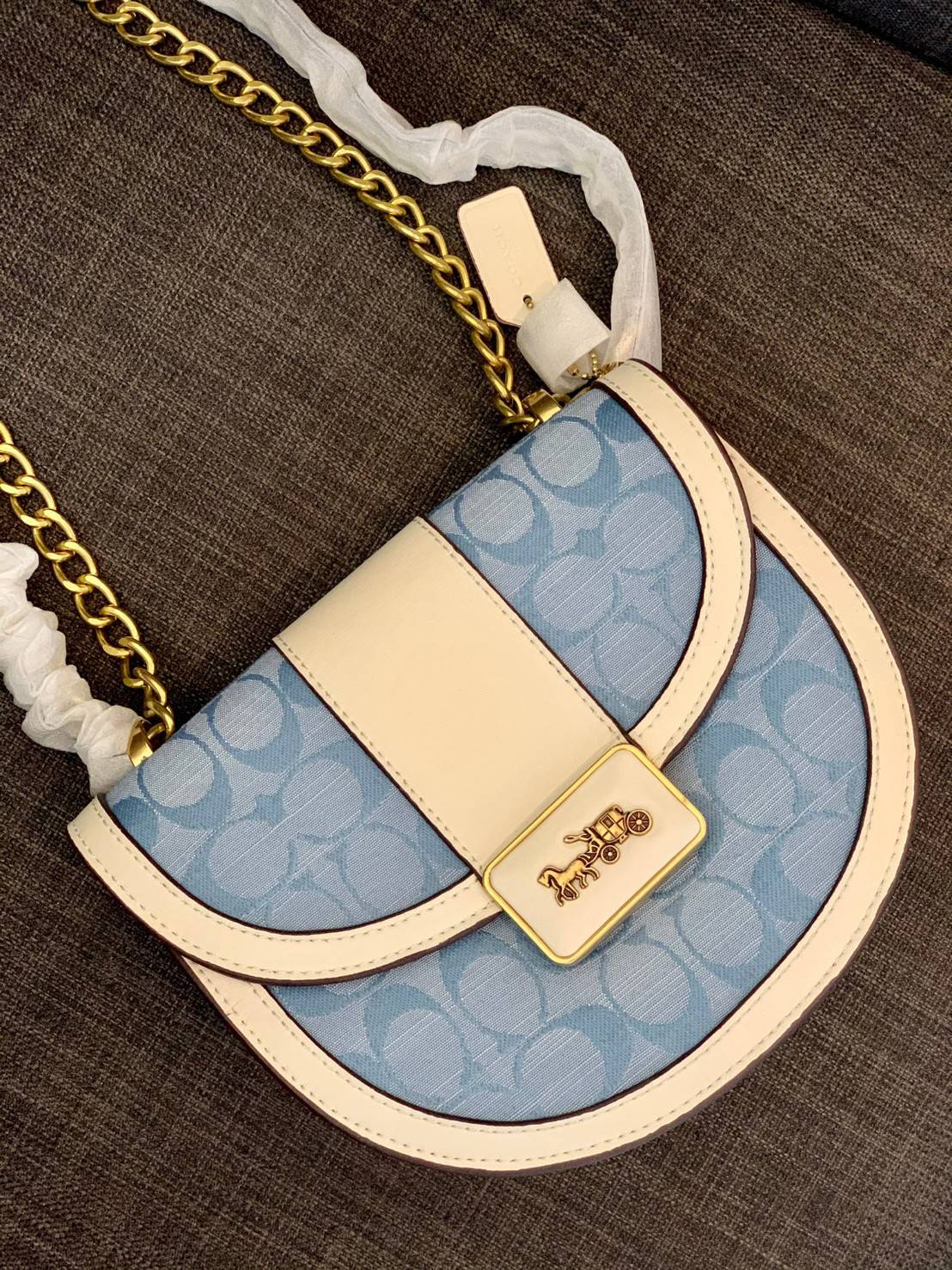 COACH ALIE SADDLE BAG IN SIGNATURE JACQUARD (C4694//C3464) New item!! กระเป๋าสะพายทรง saddle ดีไซน์วินเทจย้อนยุค แฝงความหรูในตัวด้วยอะไหล่สีทองเหลือง โดดเด่นไม่ซ้ำใครแน่นอน วัสดุผ้า jacquard สลับหนังแท้ ภายในเป็นช่องโล่ง มาพร้อมสายสะพายครอสบอดี้ ที่สามารถ