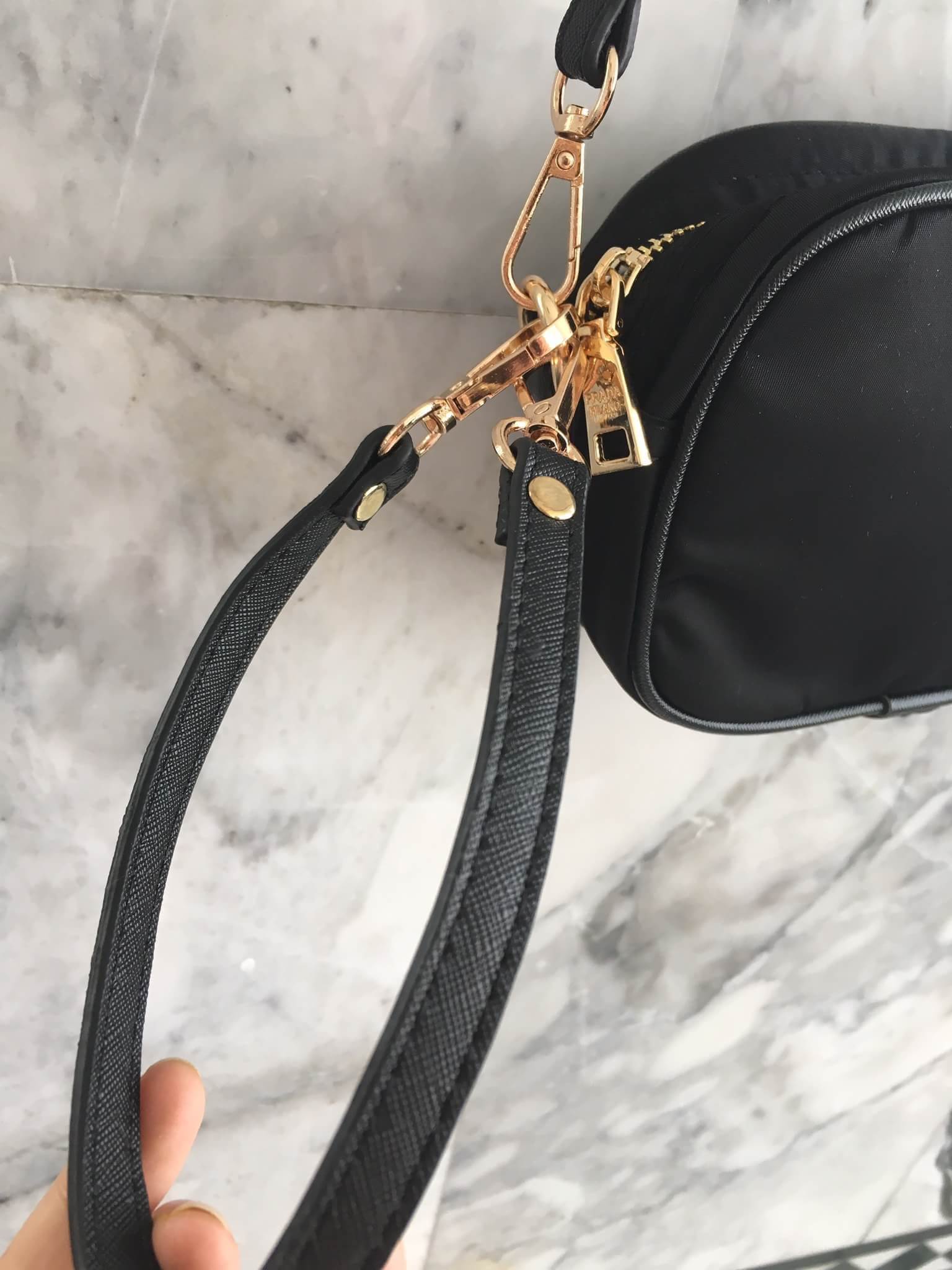 งานพรีเมี่ยมกิ้ฟ จากเคาเตอร์ต่างประเทศคะ ได้ กระเป๋าclutch & shoulder bag จากแบรนด์ Prada มาค่า เป็นกระเป๋าผ้า ไนล่อน น้ำหนักเบา สวยหรู ตามแบบฉบับของแบรนด์เลย ตัวกระเป๋าขนาดกำลังดี ใส่มือถือได้ทุกรุ่น สามารถเก็บสายถือเป็นคลัชออกงานได้คะ หรือ สะพายข้างได้ 