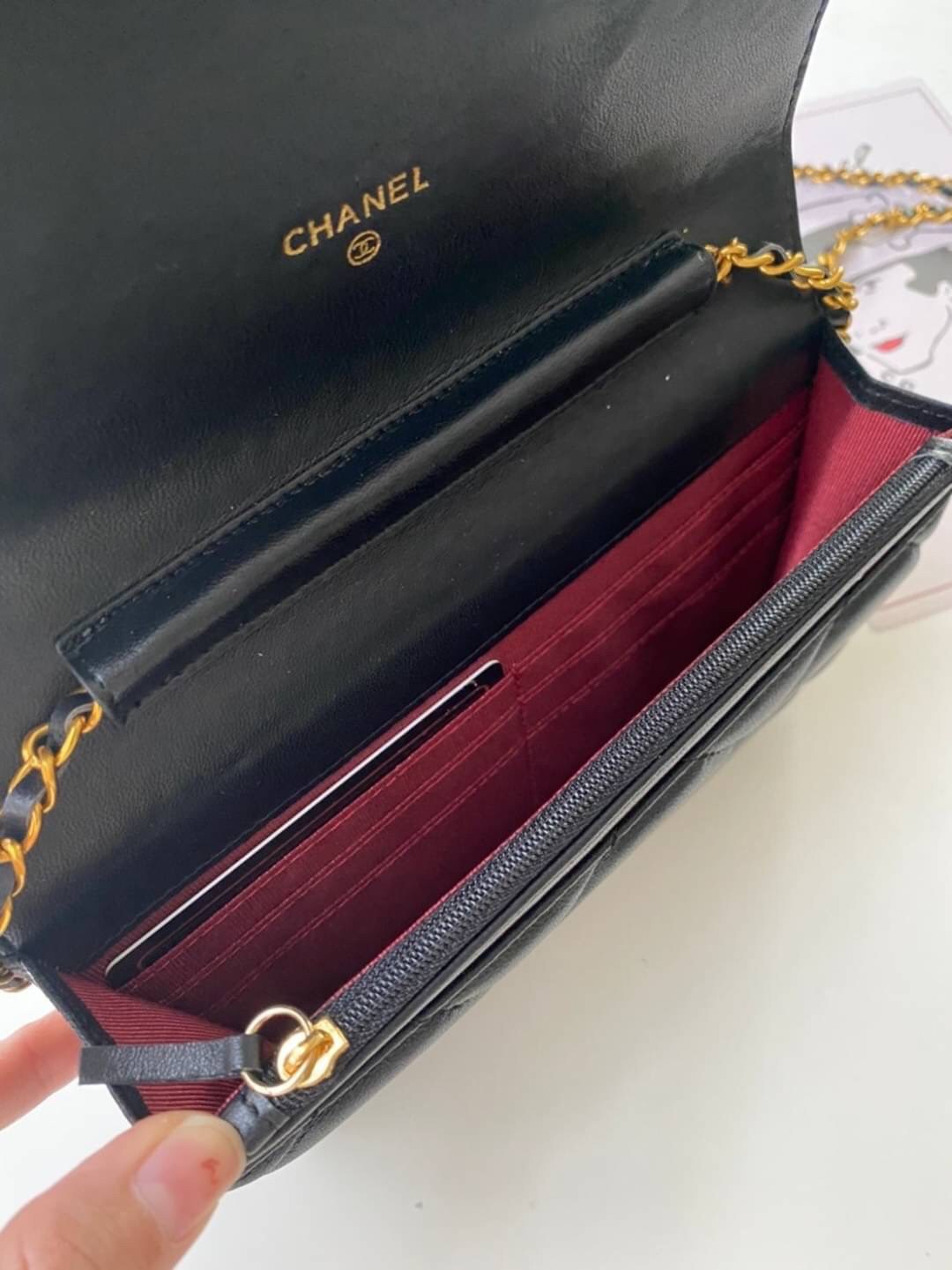 หนังแท้ VIP GIFT CHANEL classic shoulder crossbody bag วัสดุหนังเรียบเนียนสวยผู้ดีม๊ากกก งานอยู่ทรงคุณภาพดีตามแบบฉบับของแบรนด์ ขนาดกำลังดี น้ำหนักเบา ด้านหน้ามีโลโก้แบรนด์อะไหล่หรู มีช่องใส่บัตร ใส่ของจุกจิก เปิดปิดด้วยฝาปิดกระดุม งานตัวจริงสวยมากๆ ถูกใจร