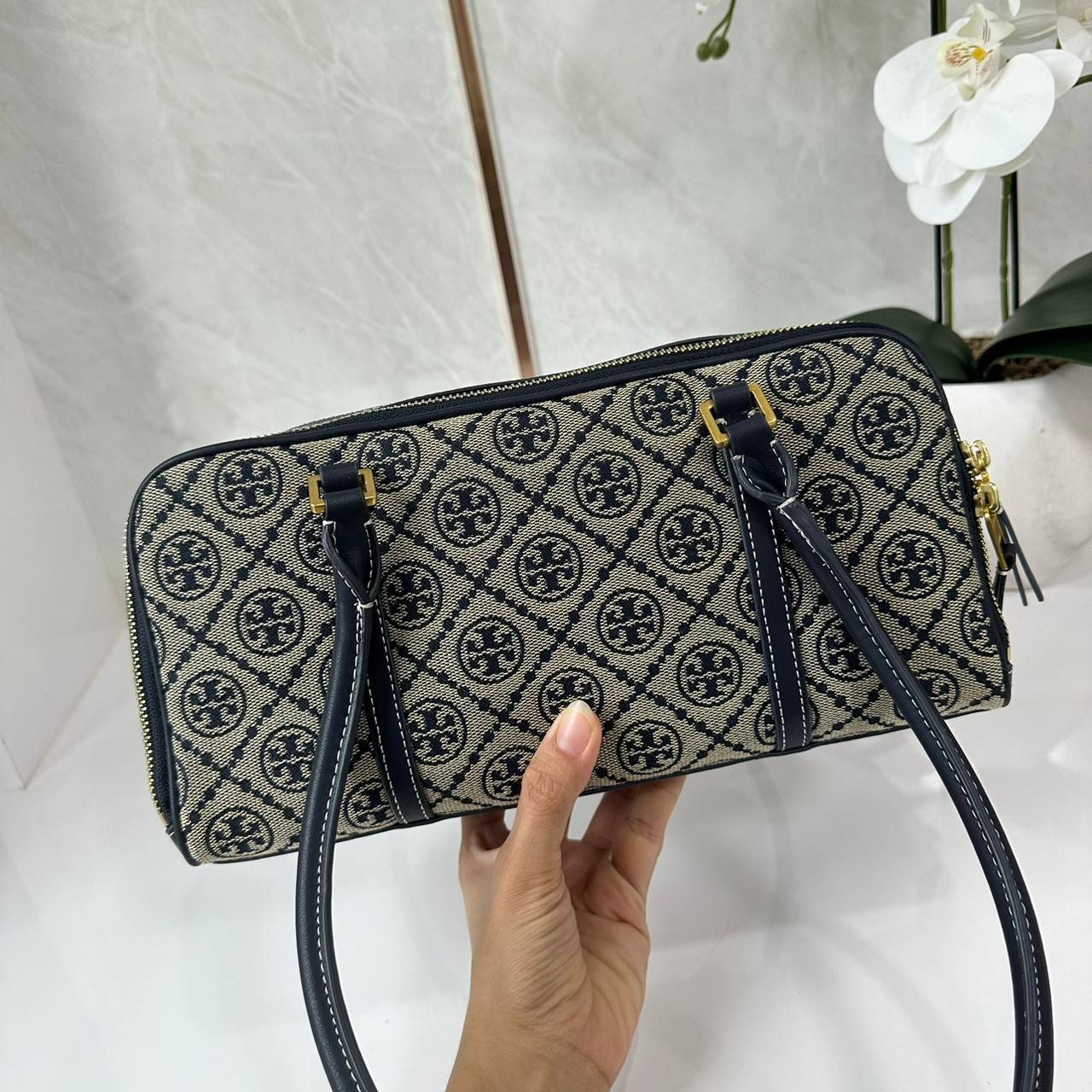 TORY BURCH Small T Monogram Marshmallow Satchel / Tory Burch tote handbag พร้อมส่ง 2 สี ใหม่ล่าสุด กระเป๋าสะพายไหล่ดีไซน์สุดทันสมัย ตัดเย็บสวยงาม ผ้า jacquard ตัดหนัง เปิด-ปิดแบบซิป มีช่องแบ่ง 2 ช่อง มีซิปลับด้านใน ใส่ของได้เยอะมากๆ ค่ะ