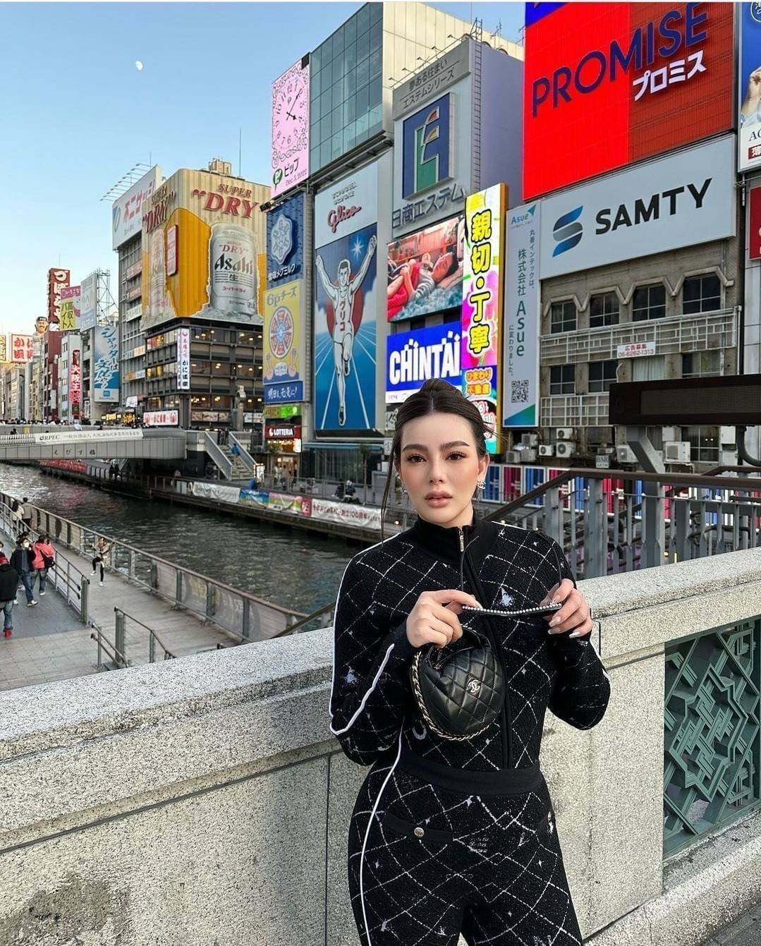 Chanel Pouch Hot item 2023 กระเป๋าสะพายกึ่งพอช ใบเล็กน่ารักน่าใช้ ถือไปไหนก็อัพลุคปัง วัสดุหนังแกะ สัมผัสนิ่มมือ หูจับในตัว ปรับได้อีกเล็กน้อย มาพร้อมสายสะพายโซ่