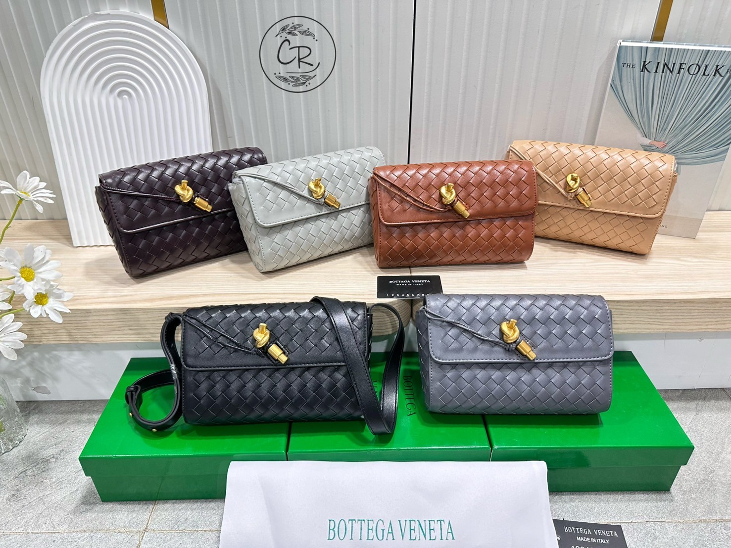 Bottega Veneta Andiamo Shoulder Bag กระเป๋าสะพายสุดชิค ถือเป็นคลัชหรือสะพายได้ ดีไซน์หนังสานตารางสวยโดดเด่นเป็นเอกลักษณ์ที่คงความเรียบหรูดูแพงไว้อย่างลงตัว