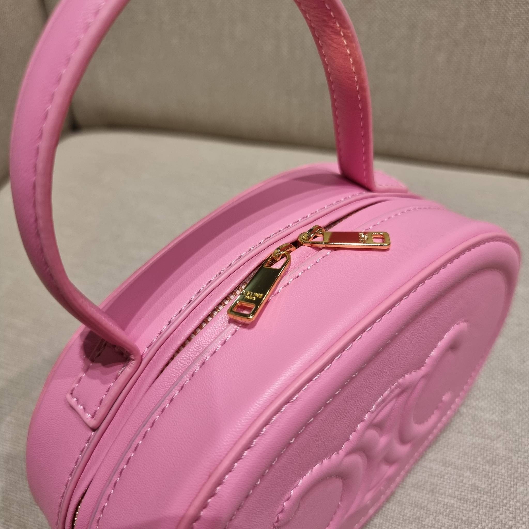 VIP 🥂 CELINE OVAL MINAUDIERE CUIR TRIOMPHE น้องน่ารักม้ากกกก!! น่ารักตะโกนไปเลย!! กับกระเป๋าทรง oval รุ่นแรร์ไอเท็ม ที่หายาก และ sold out ไปหลายรอบ!! น้องใบกะทัดรัด สำหรับสาวๆที่ชอบพกพกของแบบง่ายๆ ให้ชีวิตไม่ยุ่งยาก คล้องแขนใช้งานเก๋ๆ วัสดุหนังสัง